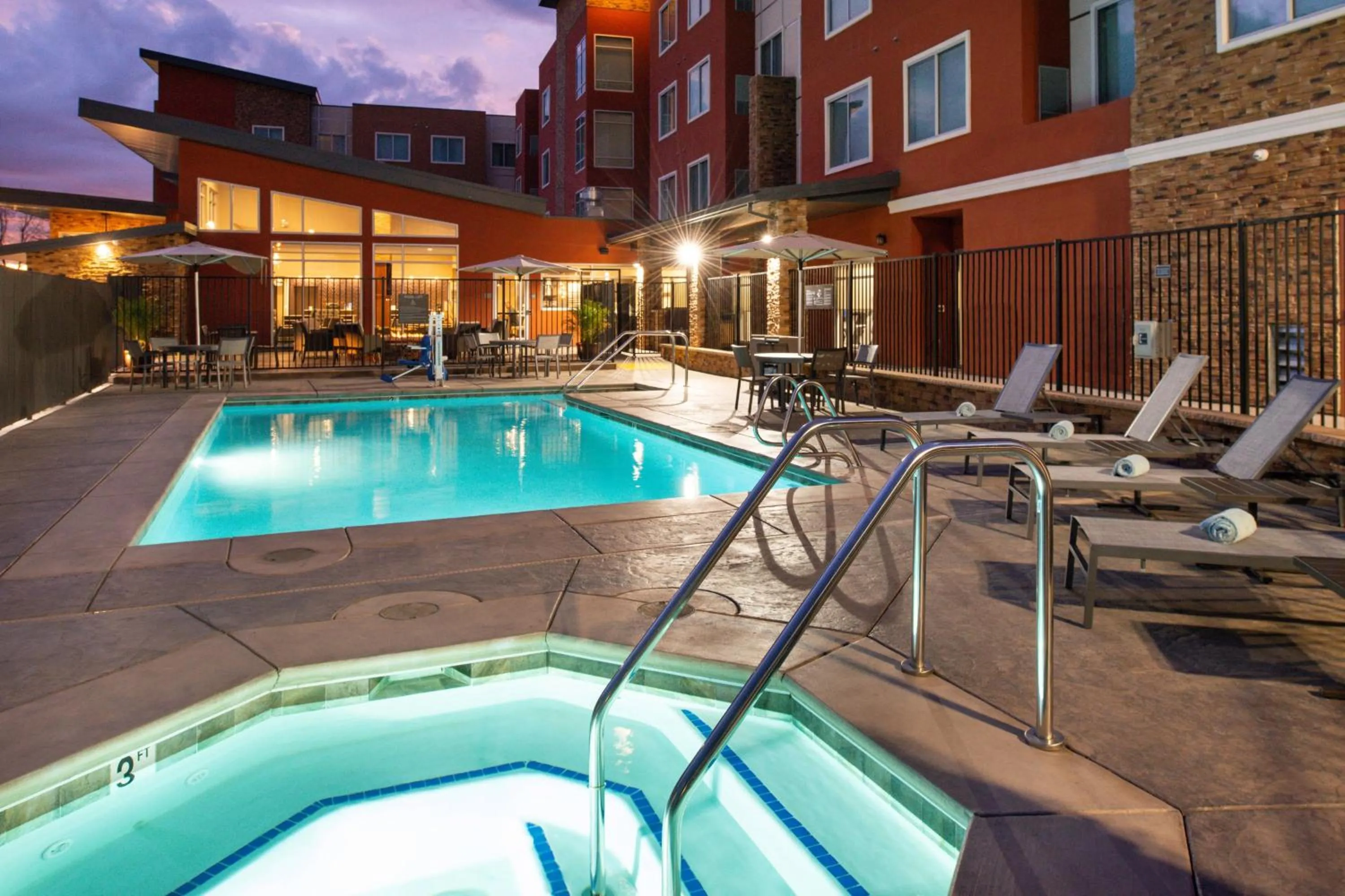 Swimming pool in Residence Inn Visalia