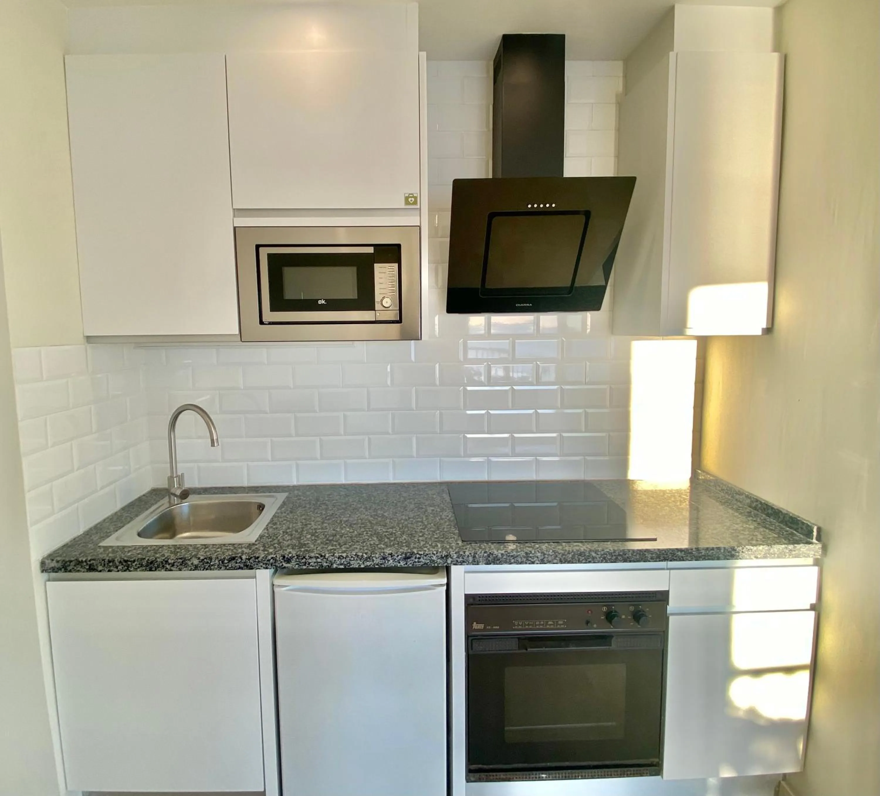 Kitchen or kitchenette in Apartamentos Turísticos Castillo del Vigia