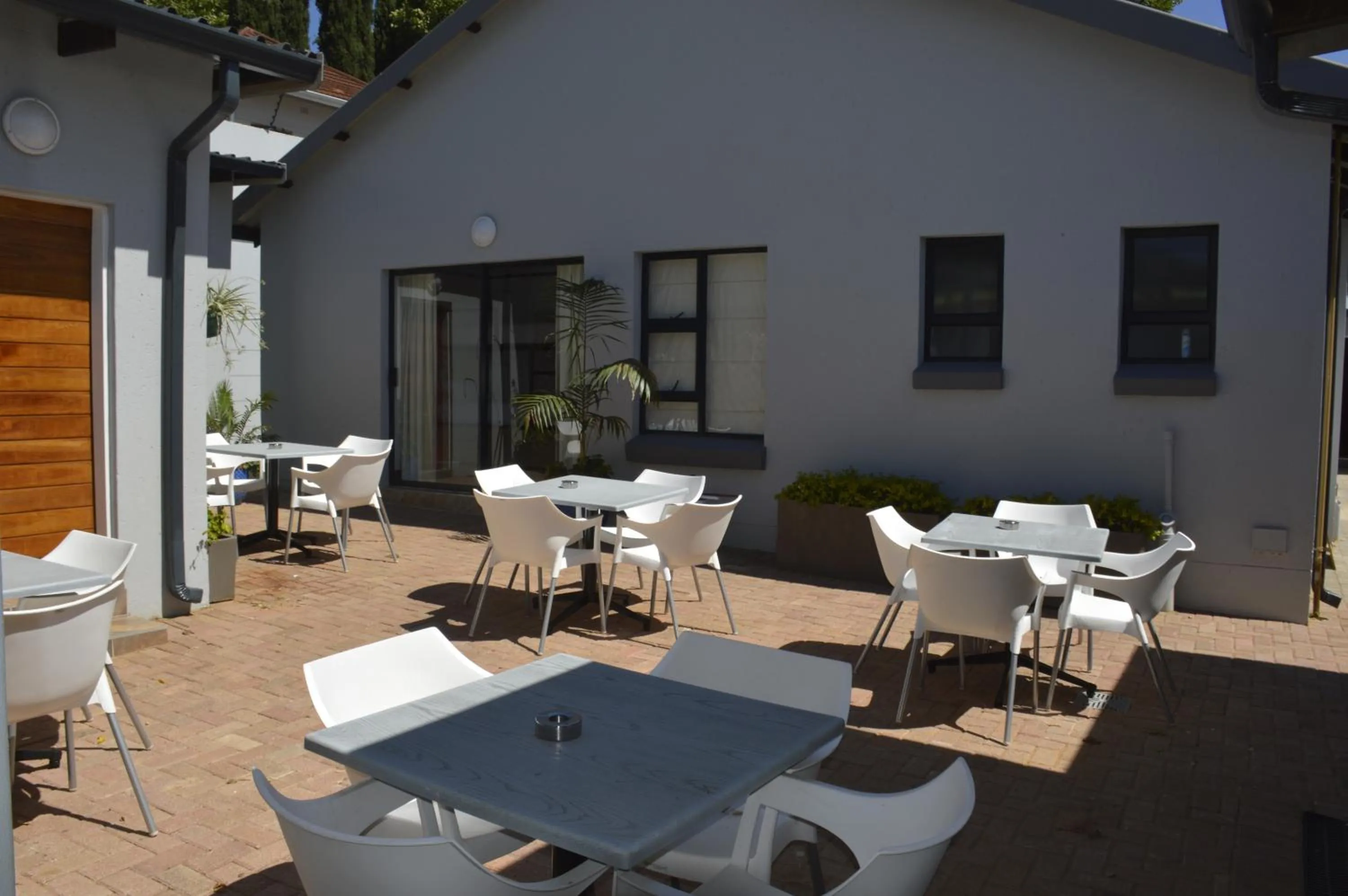 Restaurant/places to eat in Explorer Backpackers