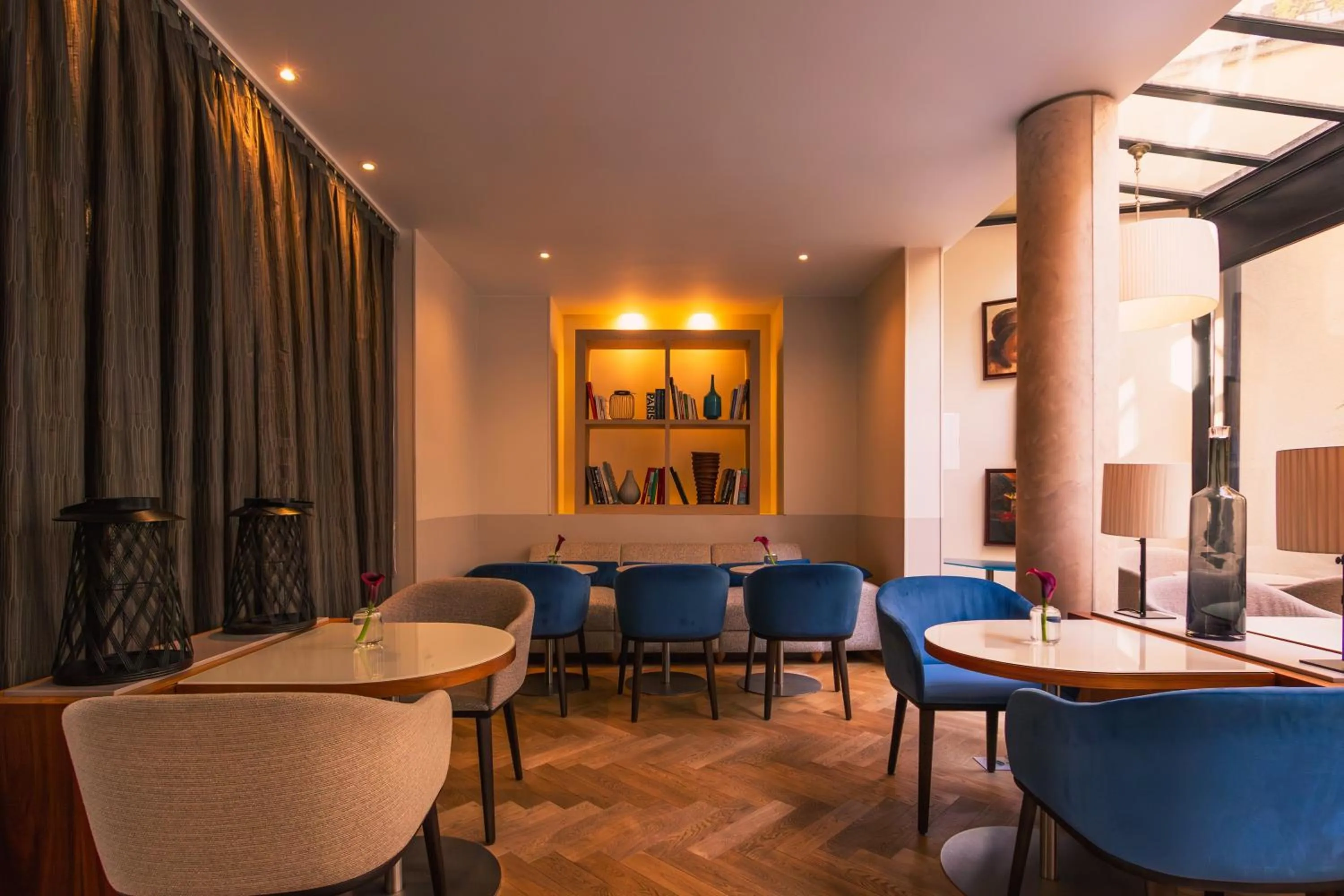 Lounge or bar in Hôtel Le Walt by Inwood Hotels