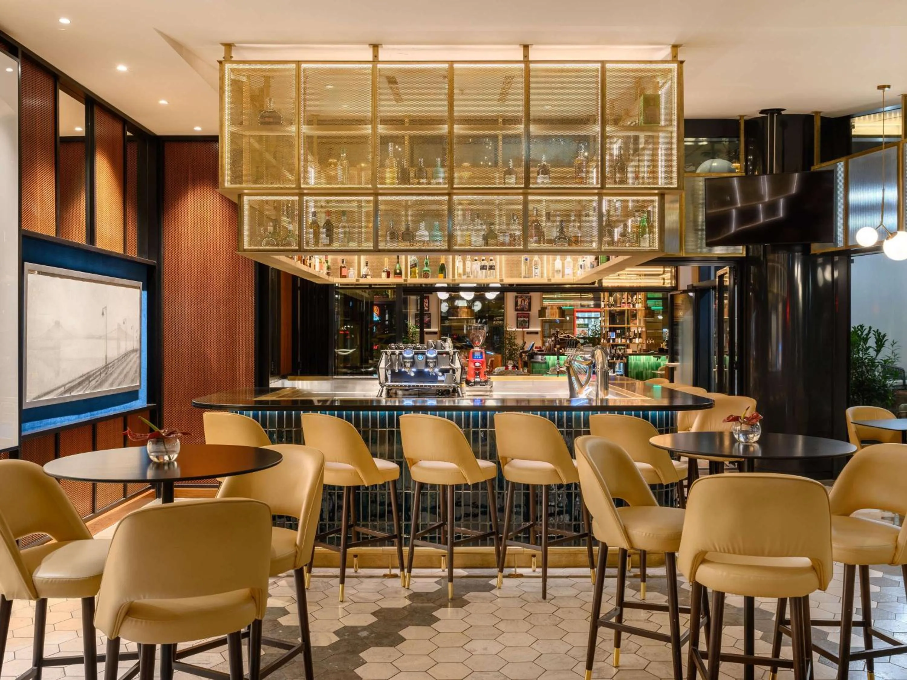 Lounge or bar in Hard Rock Hotel Budapest