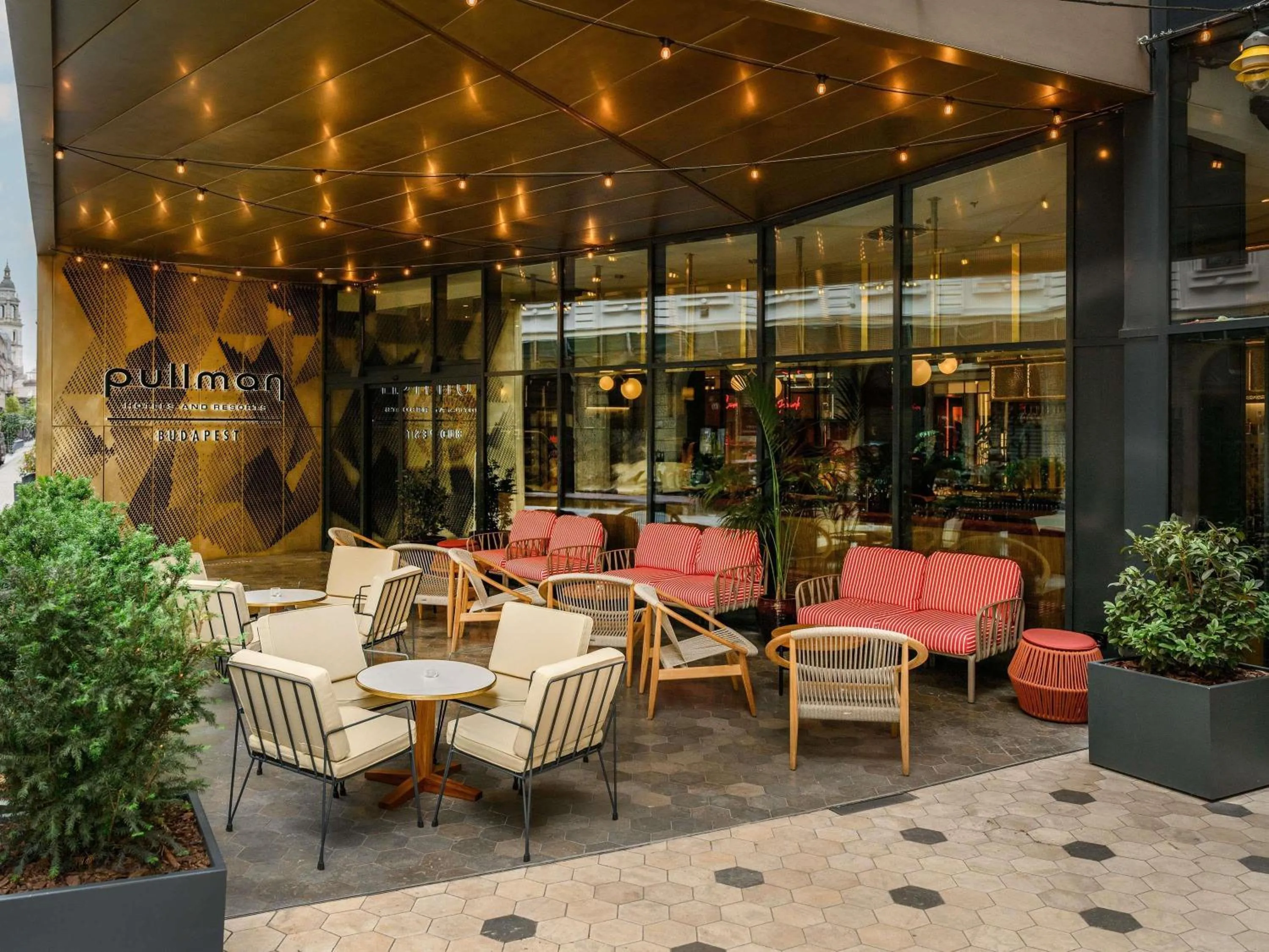 Restaurant/places to eat in Pullman Budapest