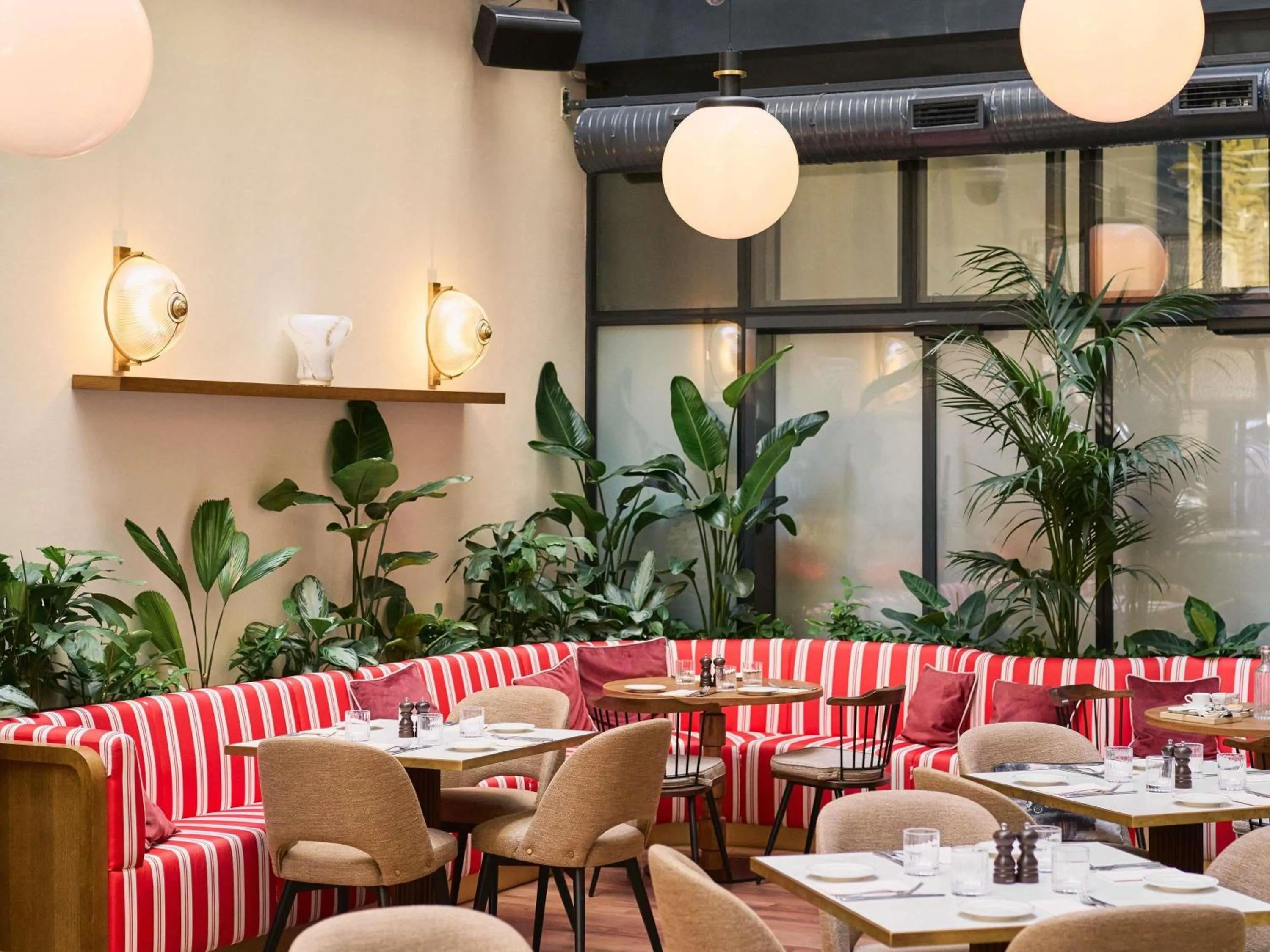 Restaurant/places to eat in Pullman Budapest