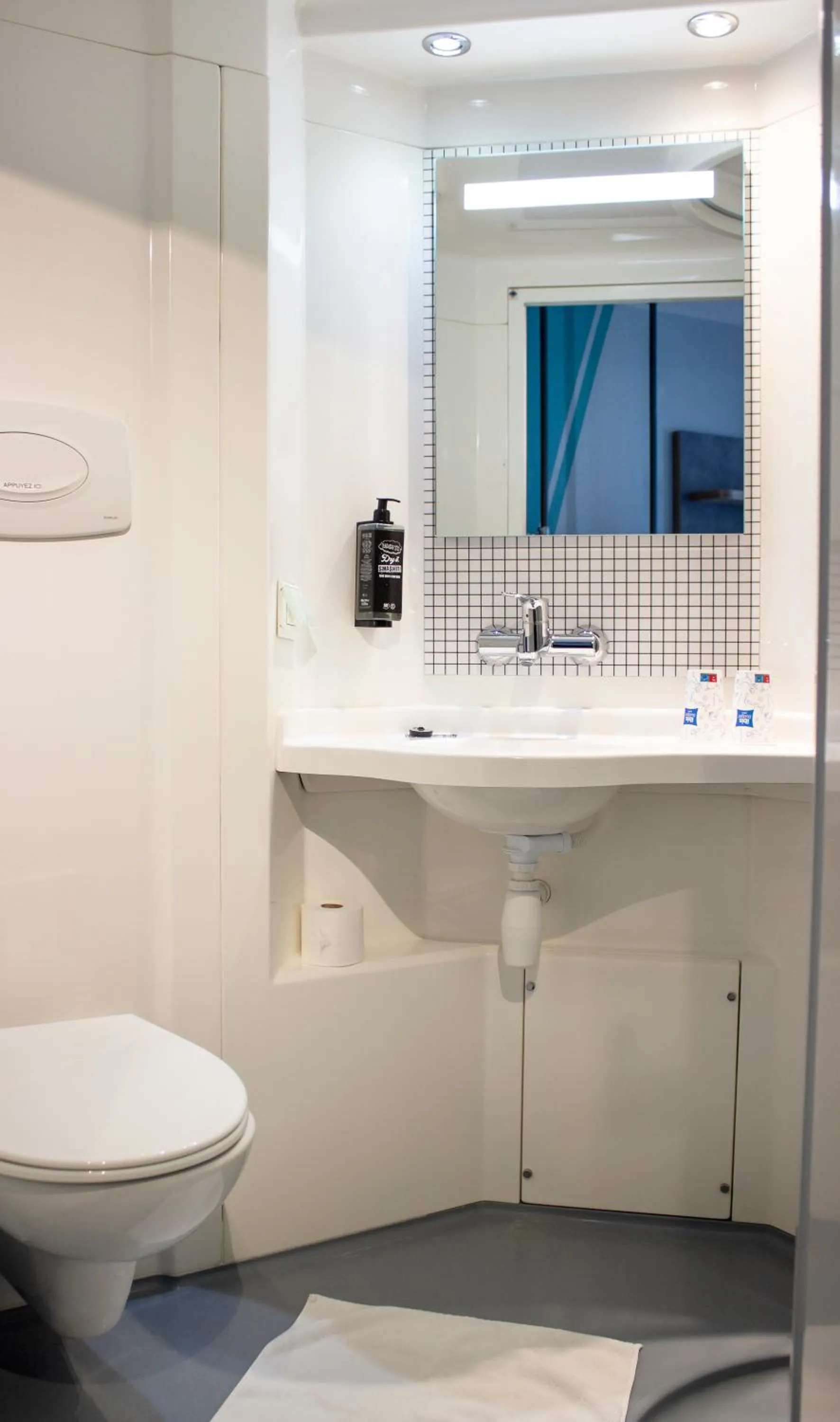 Shower in ibis budget Lunel Porte de Camargue