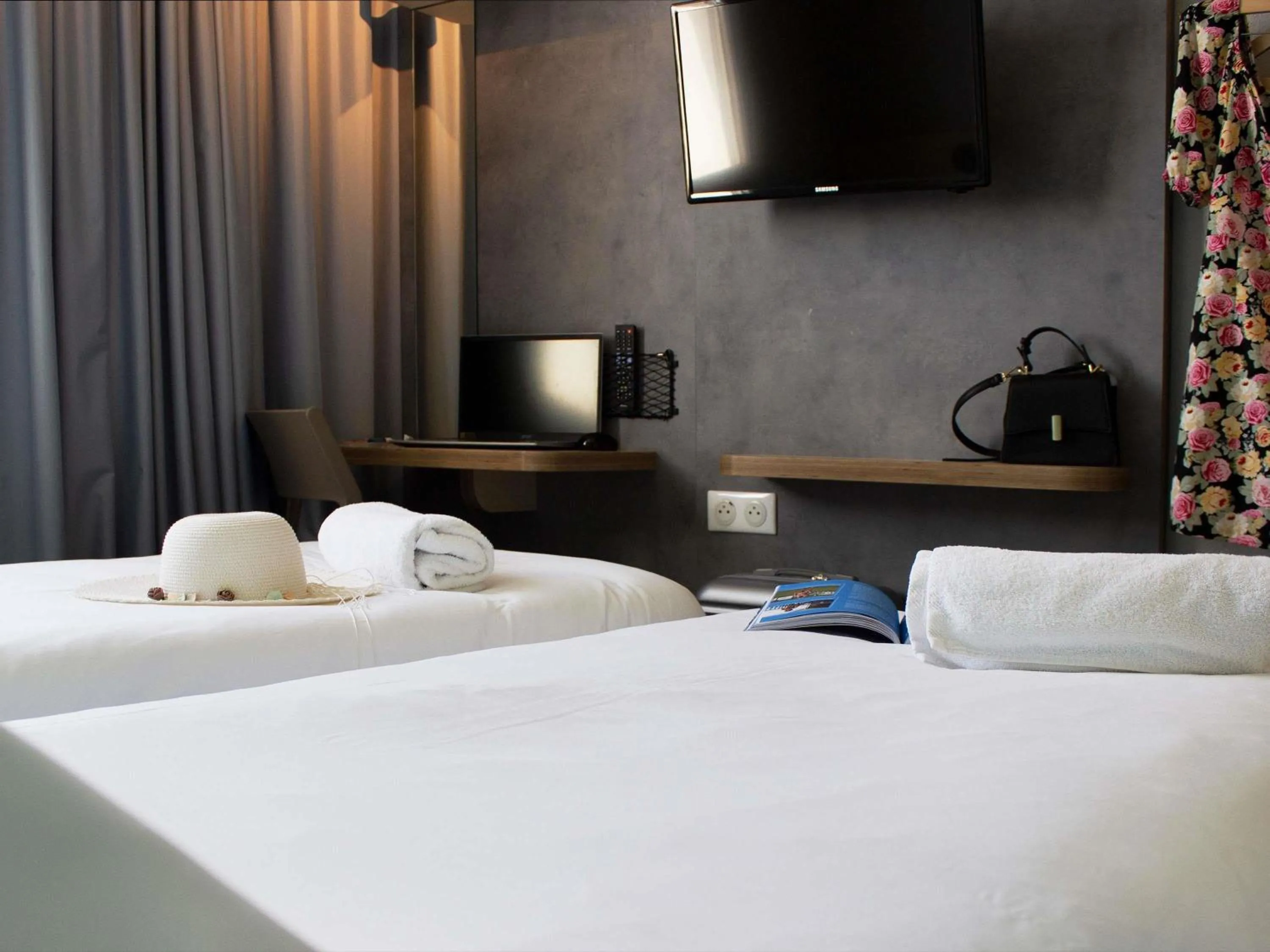 Bedroom, Bed in ibis budget Lunel Porte de Camargue