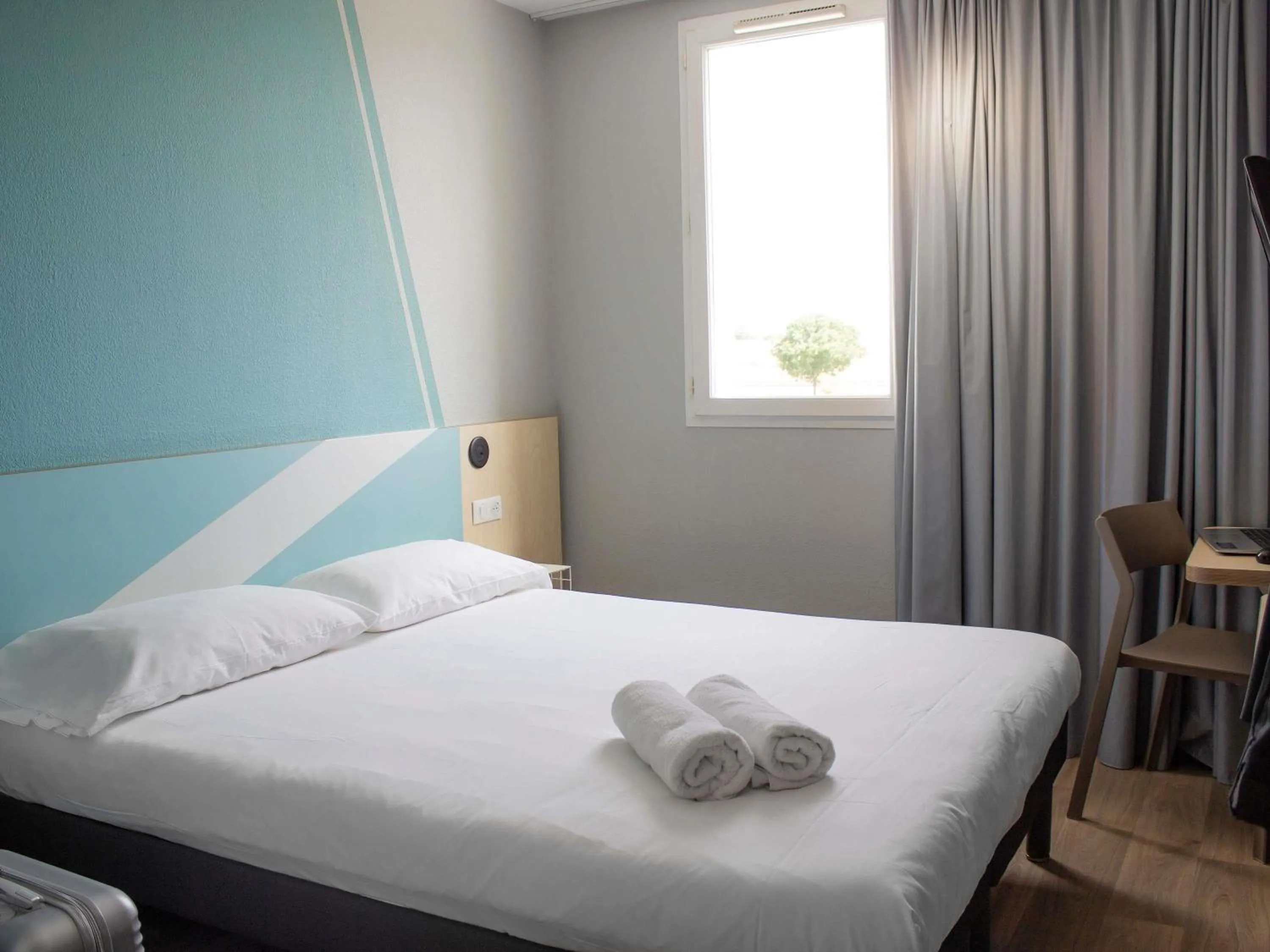 Bedroom, Bed in ibis budget Lunel Porte de Camargue