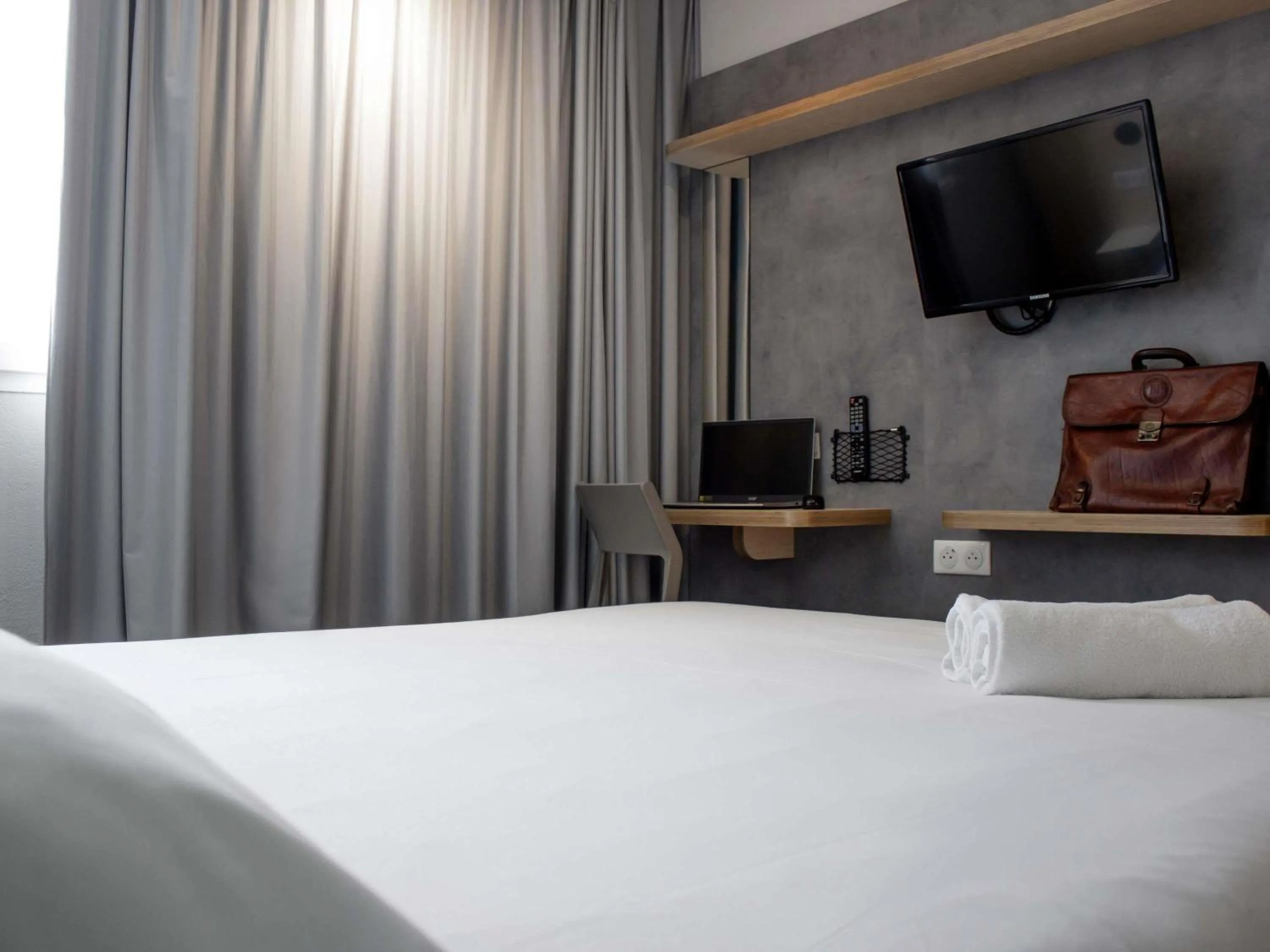 Bedroom, Bed in ibis budget Lunel Porte de Camargue