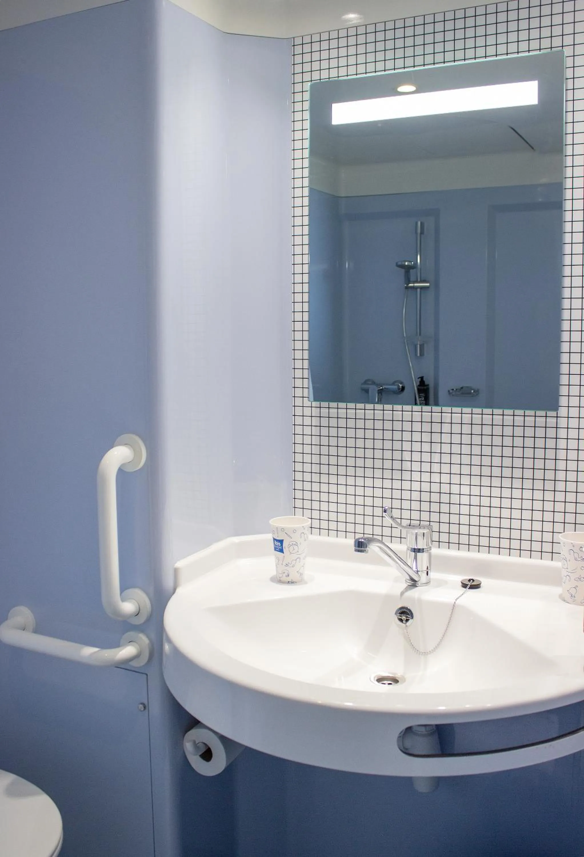 Bathroom in ibis budget Lunel Porte de Camargue