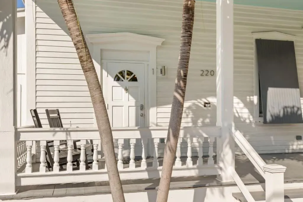 Mesa House, Uno-Perfect Location