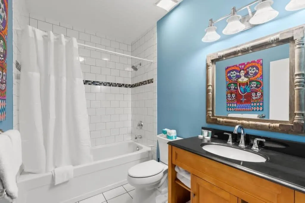 Mesa House, Uno-Perfect Location