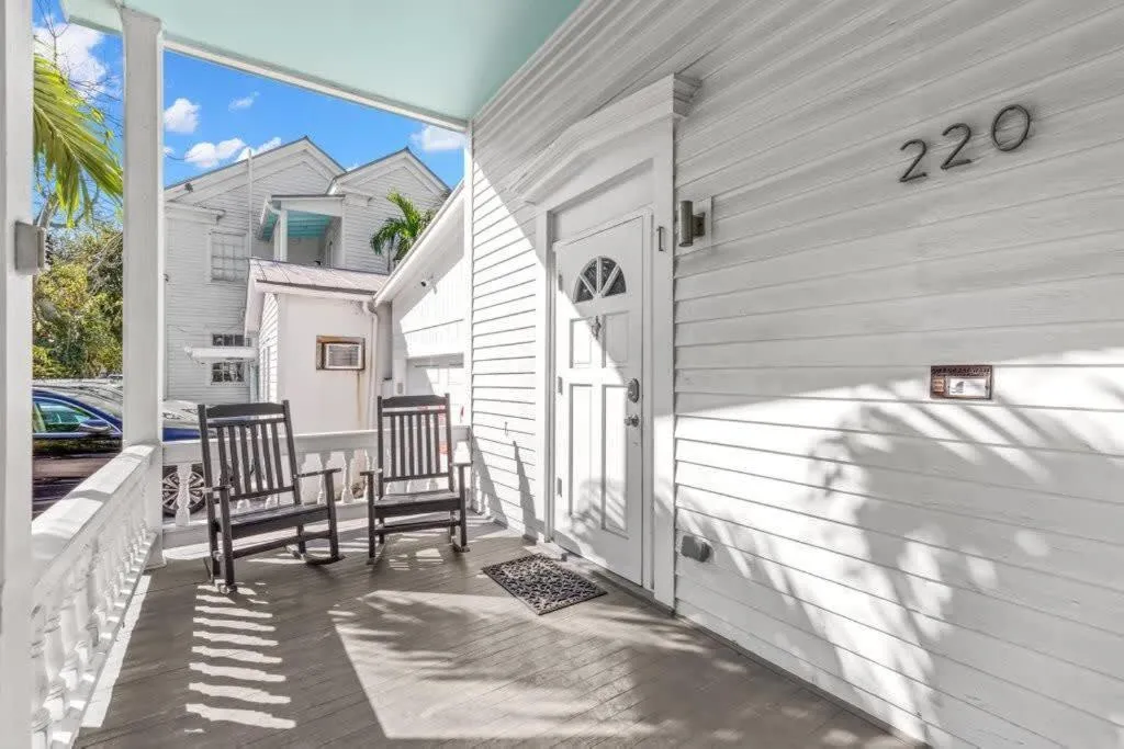 Mesa House, Uno-Perfect Location