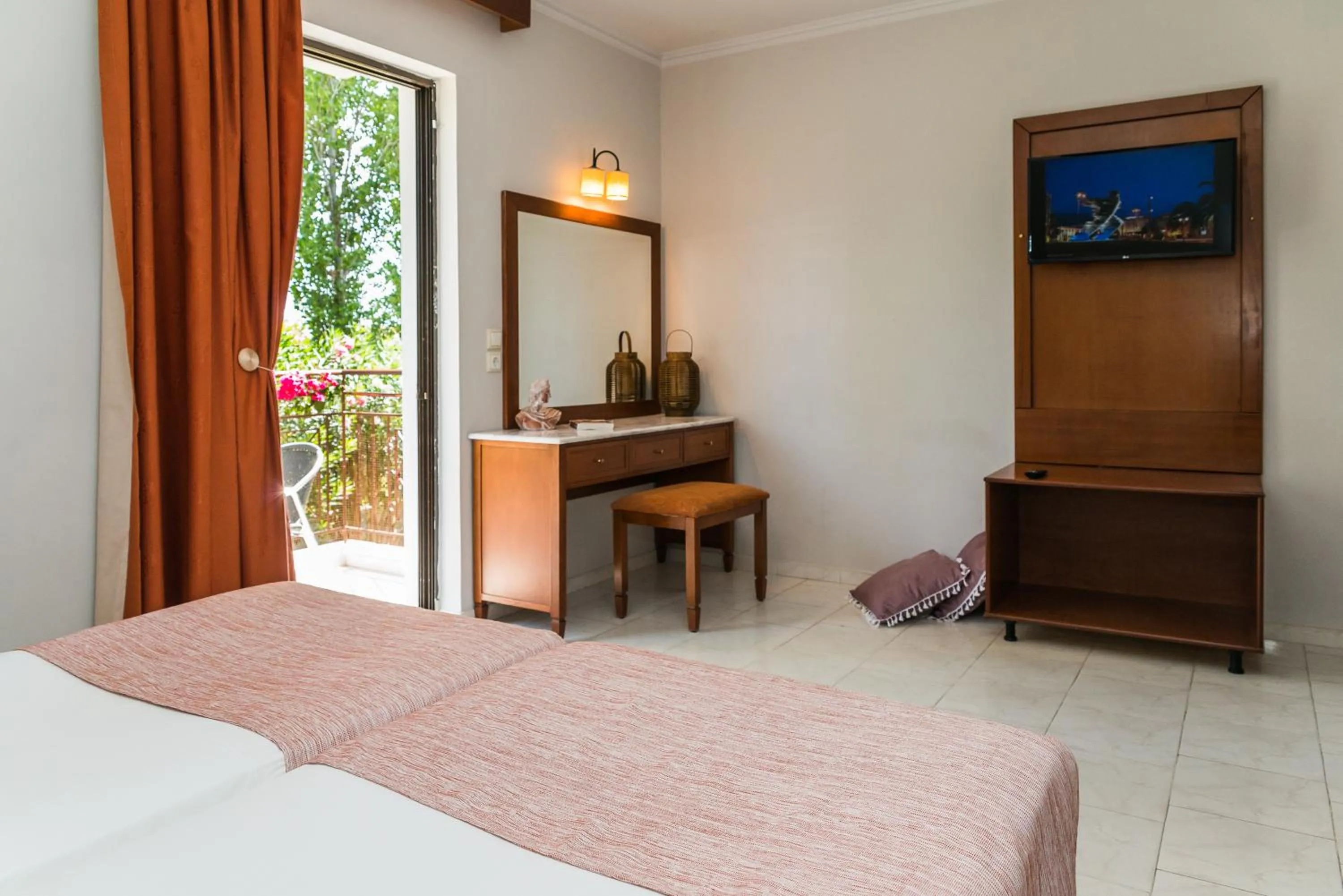 Photo of the whole room, Bed in Kalidonio Studios Zante