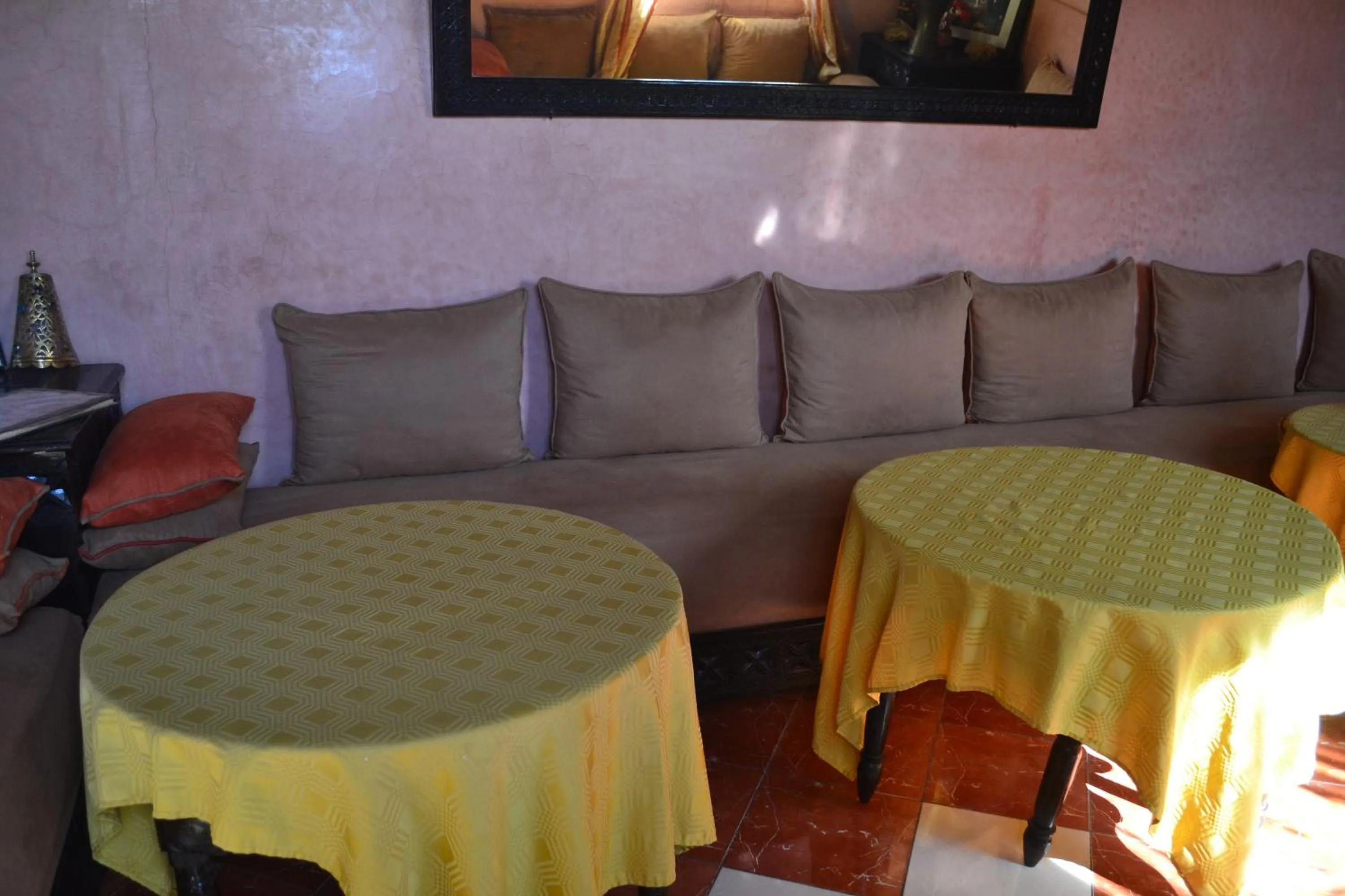 Communal lounge/ TV room in Riad Hôtel Belleville Marrakech