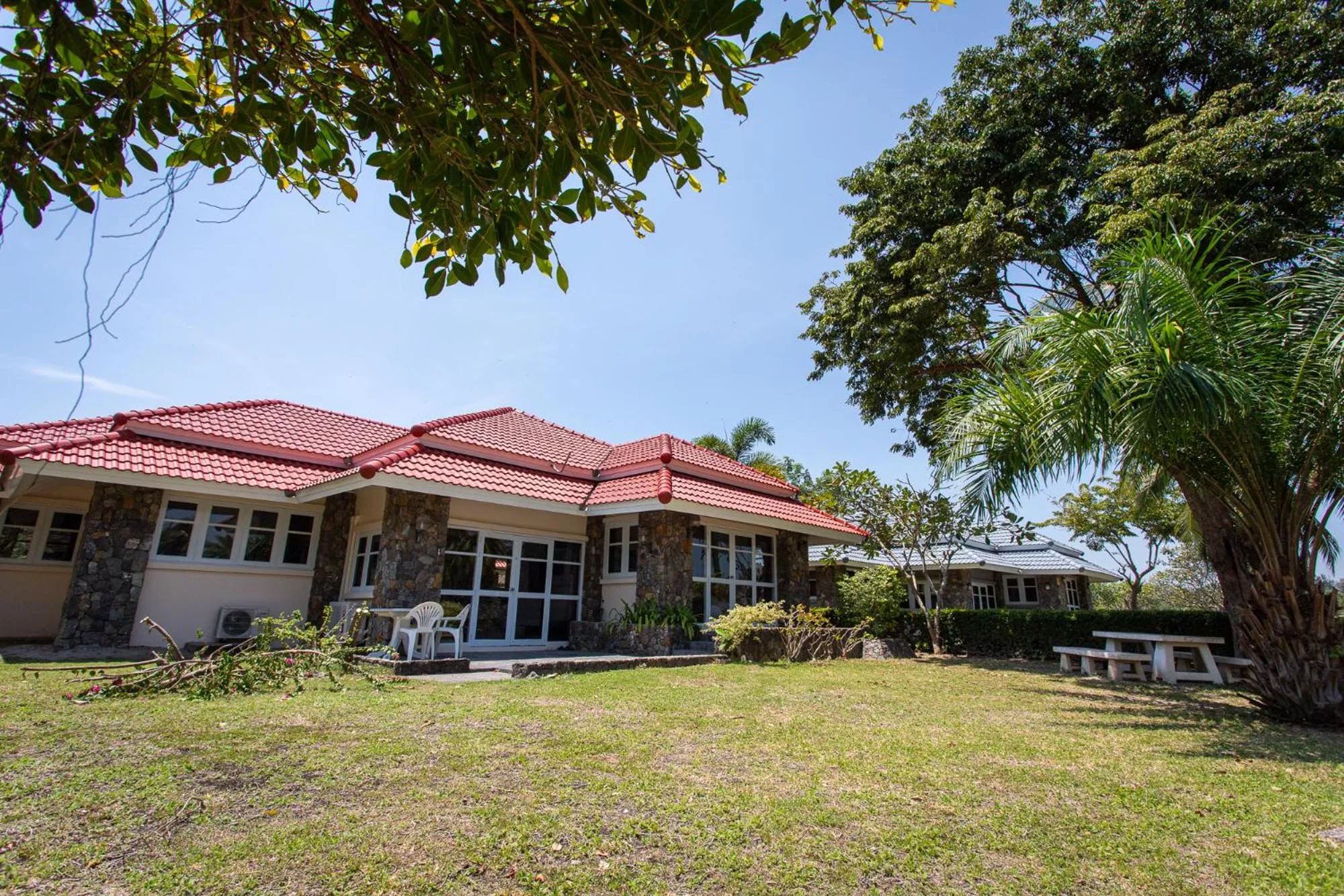 F4 Beach house Kitchen BBQ 3 bedrooms Large yard