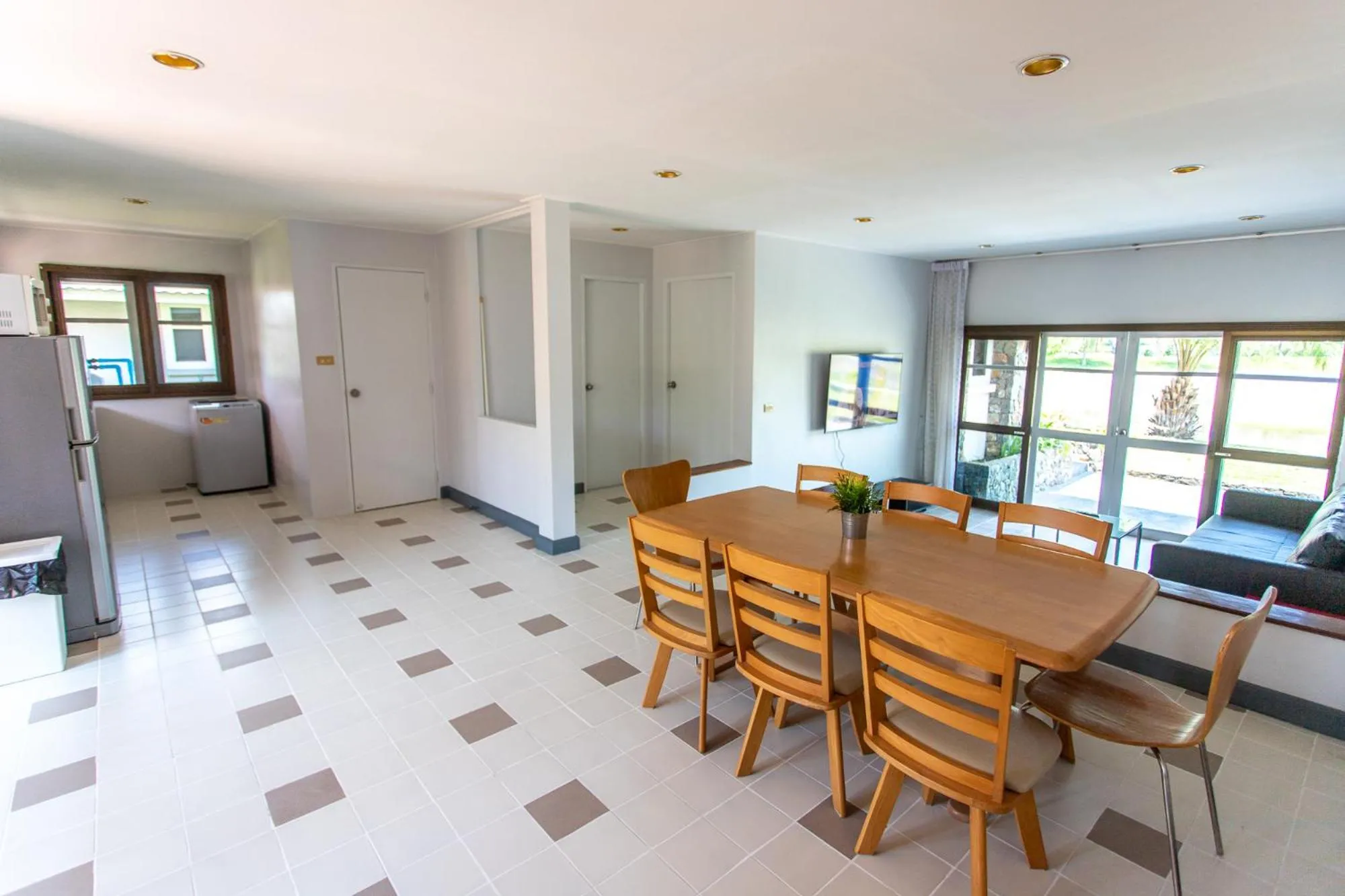 F4 Beach house Kitchen BBQ 3 bedrooms Large yard