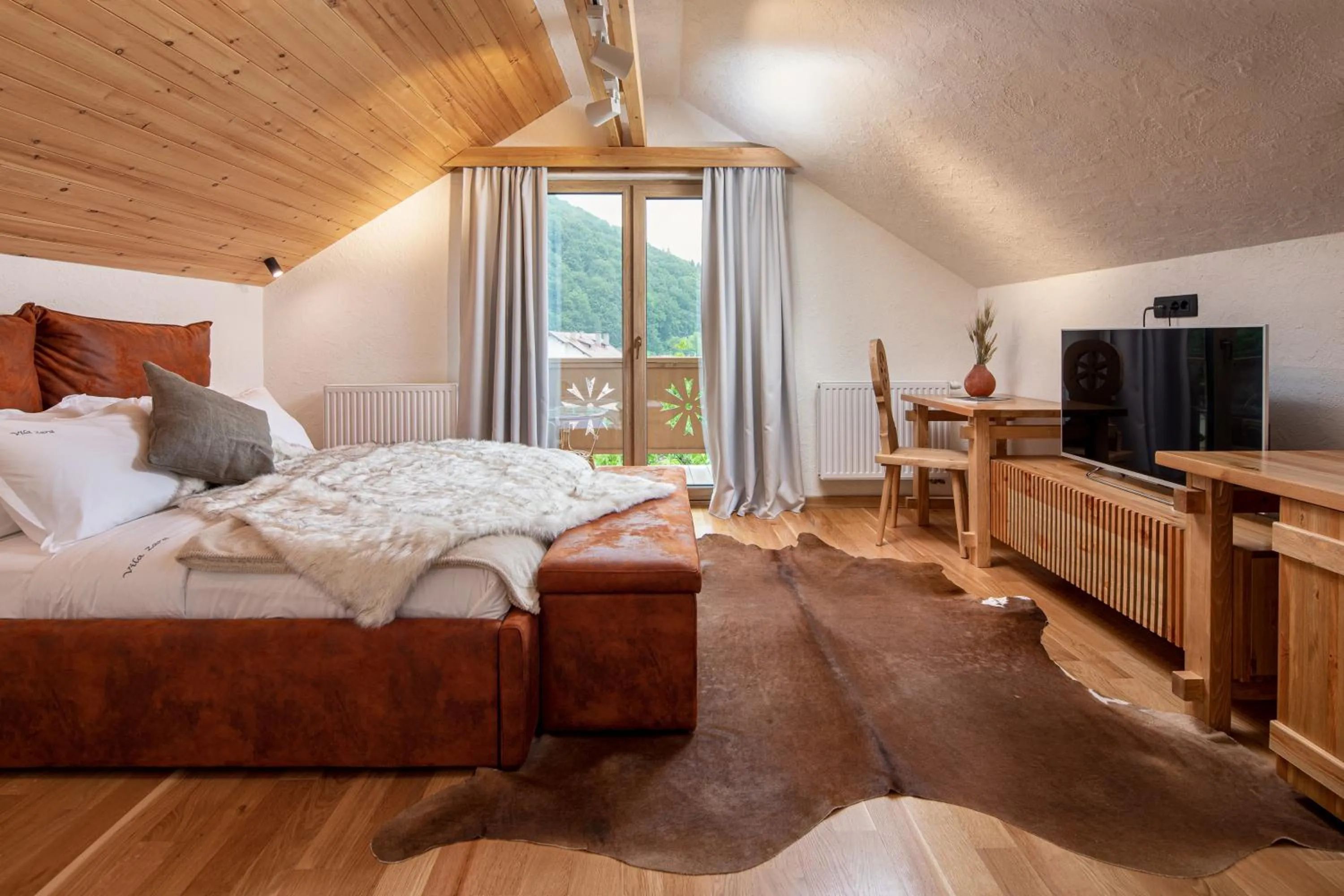 Photo of the whole room, Bed in Zara Chalet