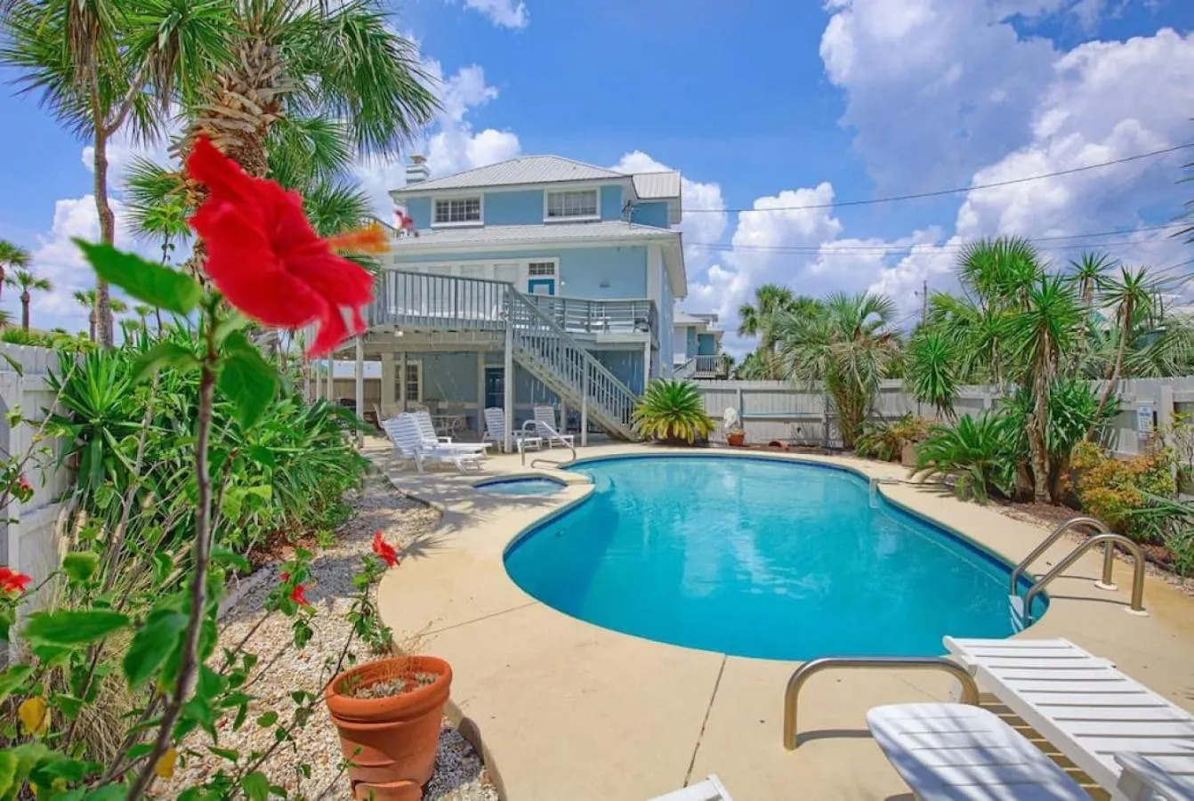 Property building in Casa Palmera