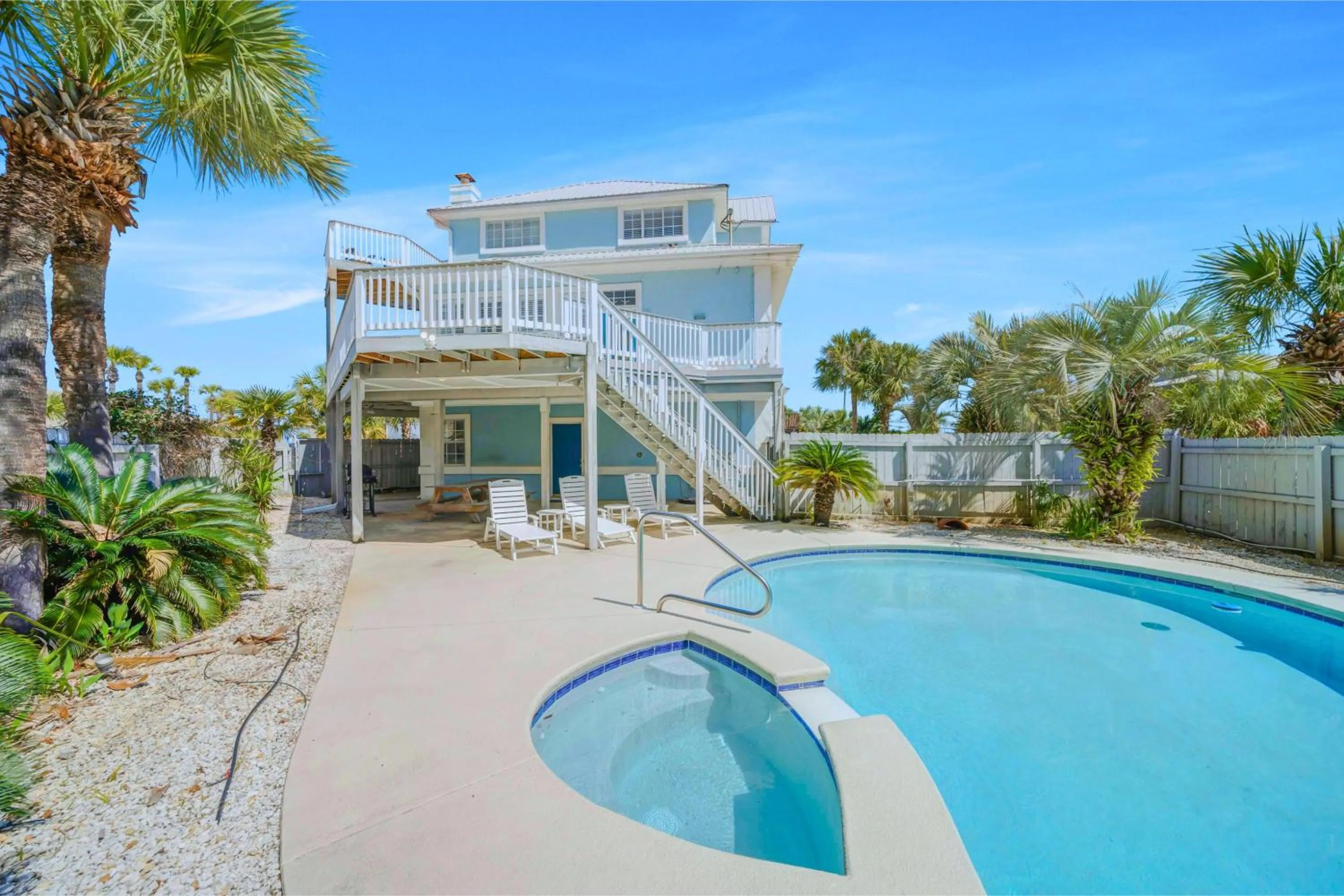 Property building in Casa Palmera