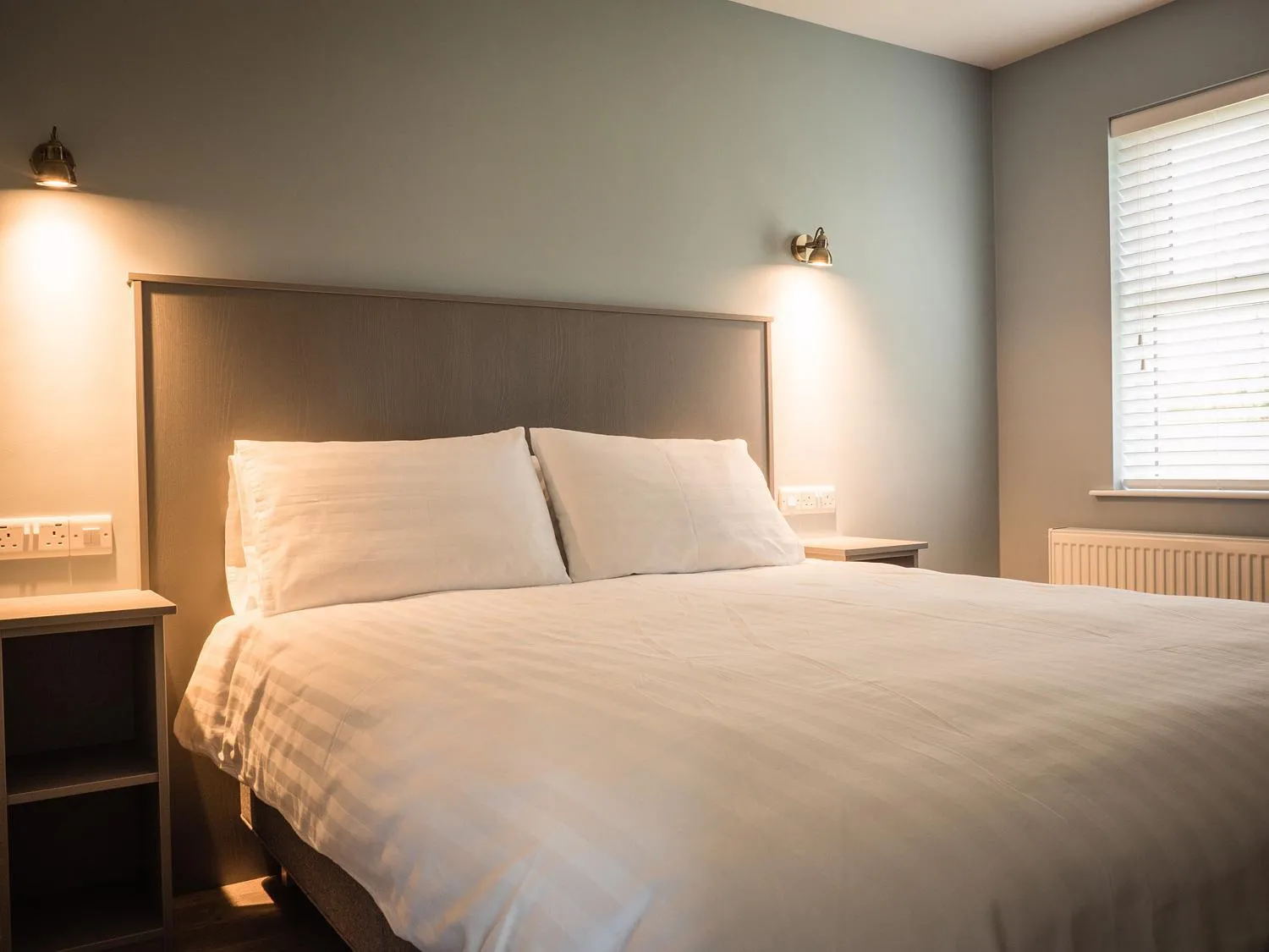 Bedroom, Bed in Platinum Lakeside Lodge at Mullans Bay