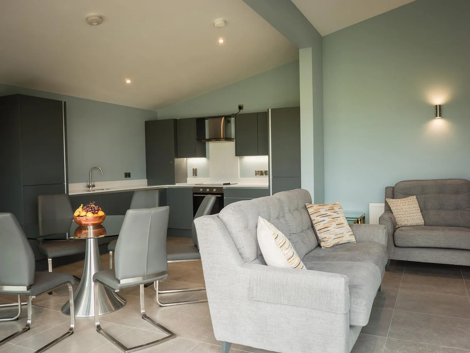 Kitchen or kitchenette in Platinum Lakeside Lodge at Mullans Bay