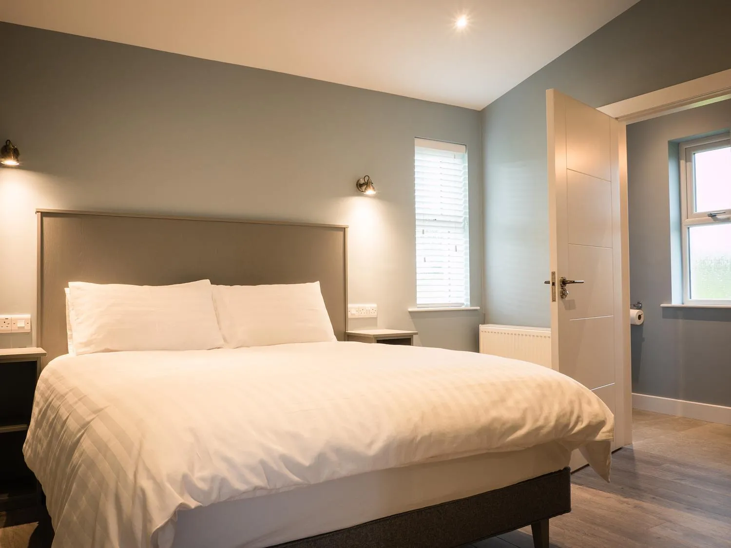 Bedroom, Bed in Platinum Lakeside Lodge at Mullans Bay