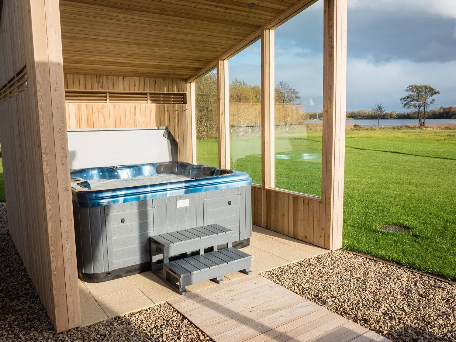 Hot Tub in Platinum Lakeside Lodge at Mullans Bay
