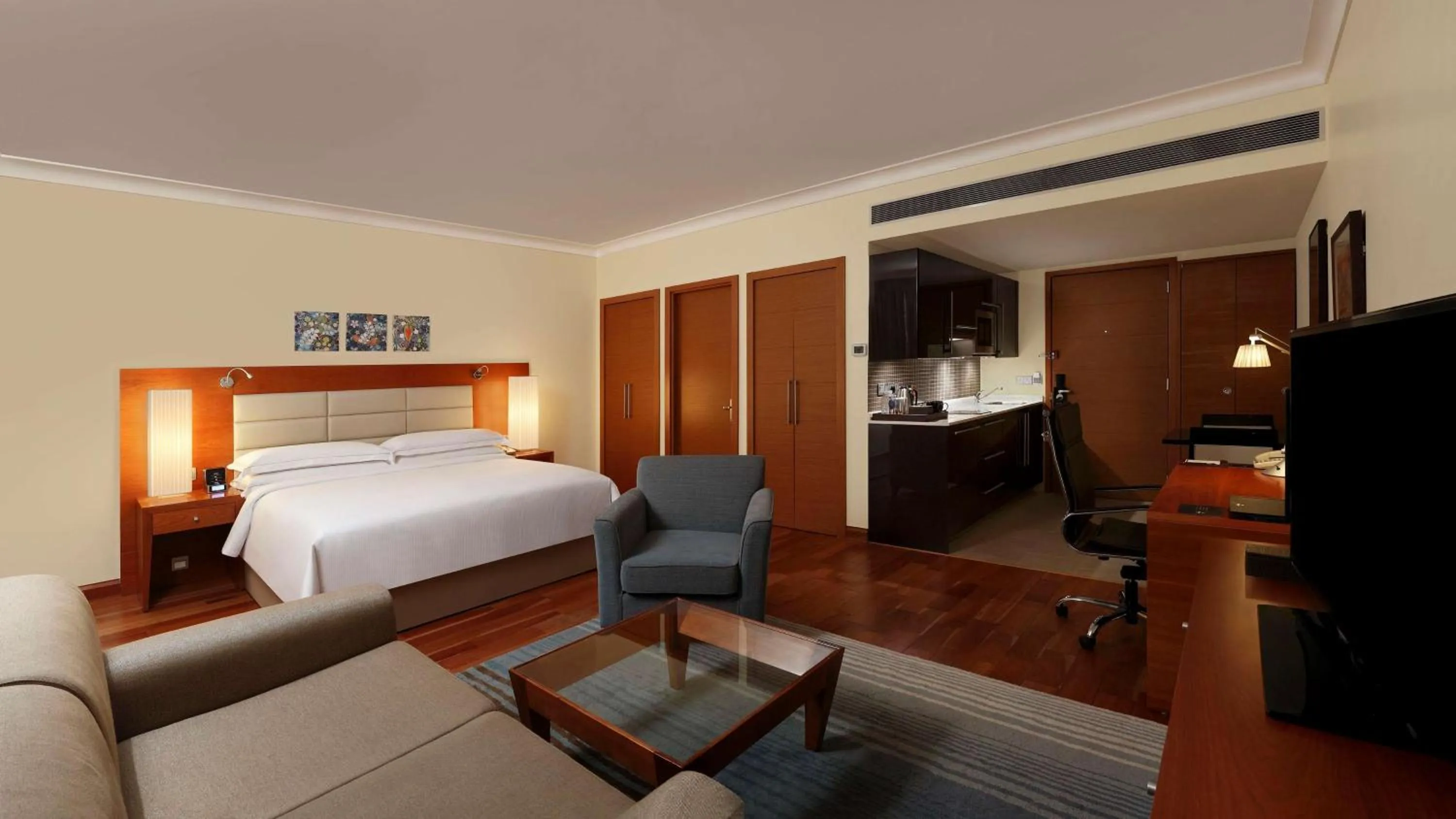 Living room, Bed in Hilton Bangalore Embassy GolfLinks