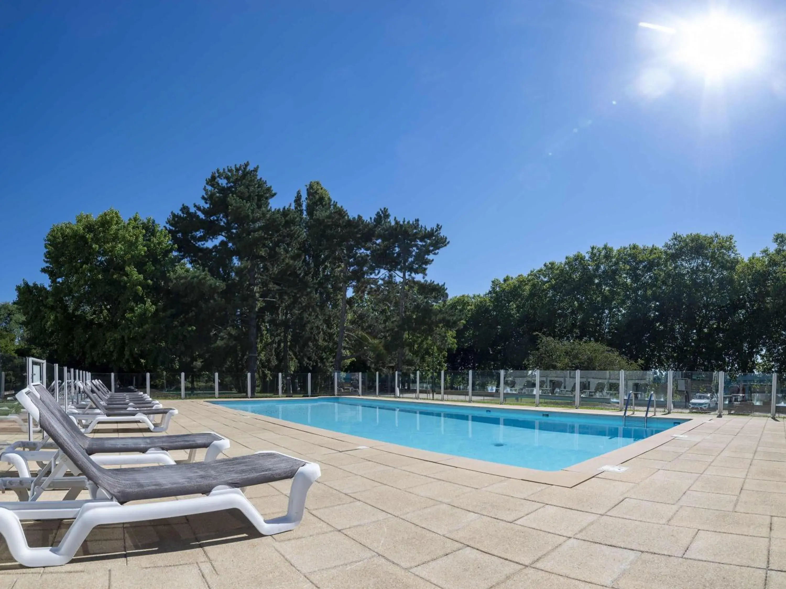 Pool view in Hôtel Mercure Mâcon Bord de Saône Pool view in Hôtel Mercure Mâcon Bord de Saône