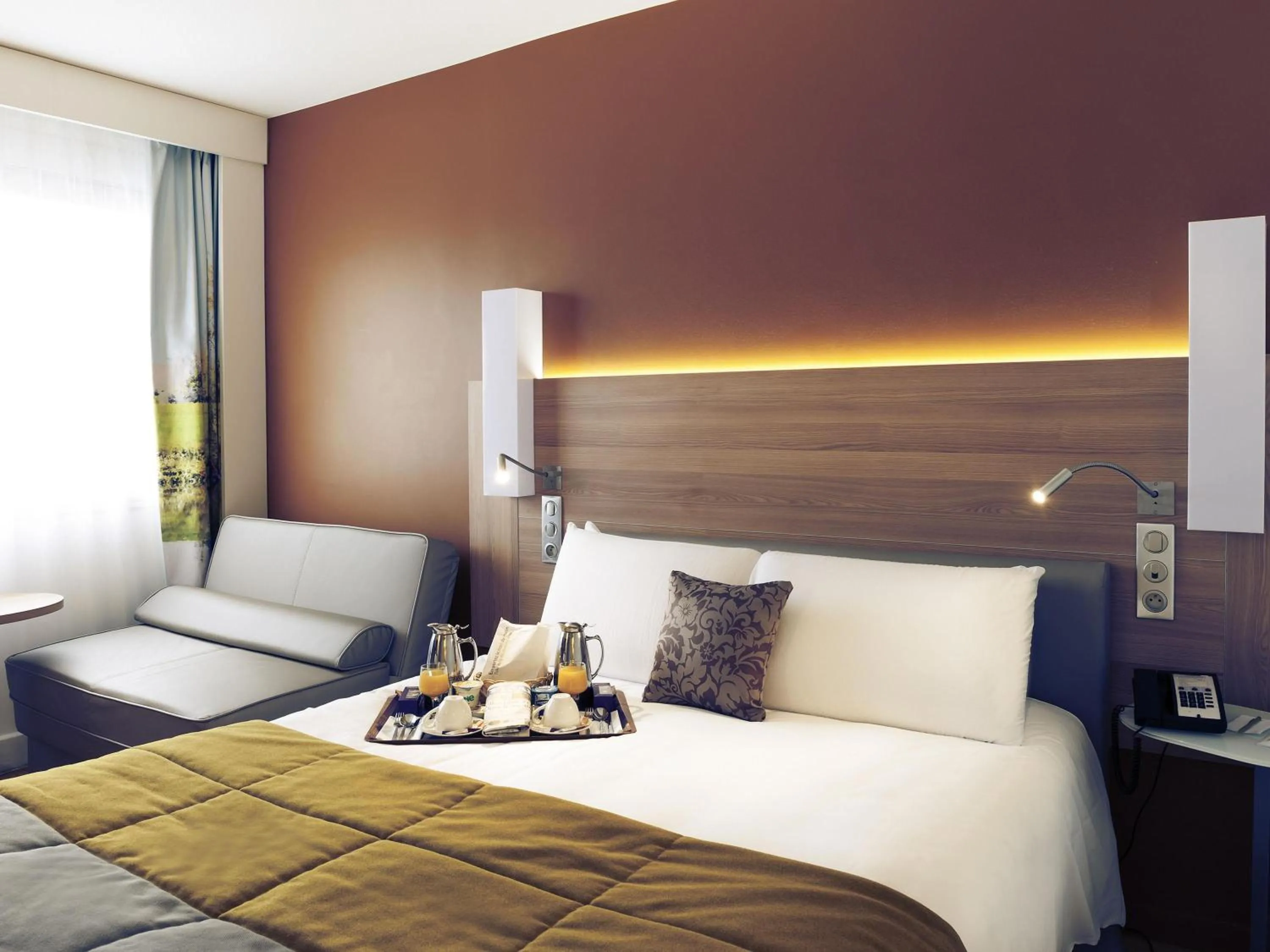 Bedroom, Bed in Hôtel Mercure Mâcon Bord de Saône