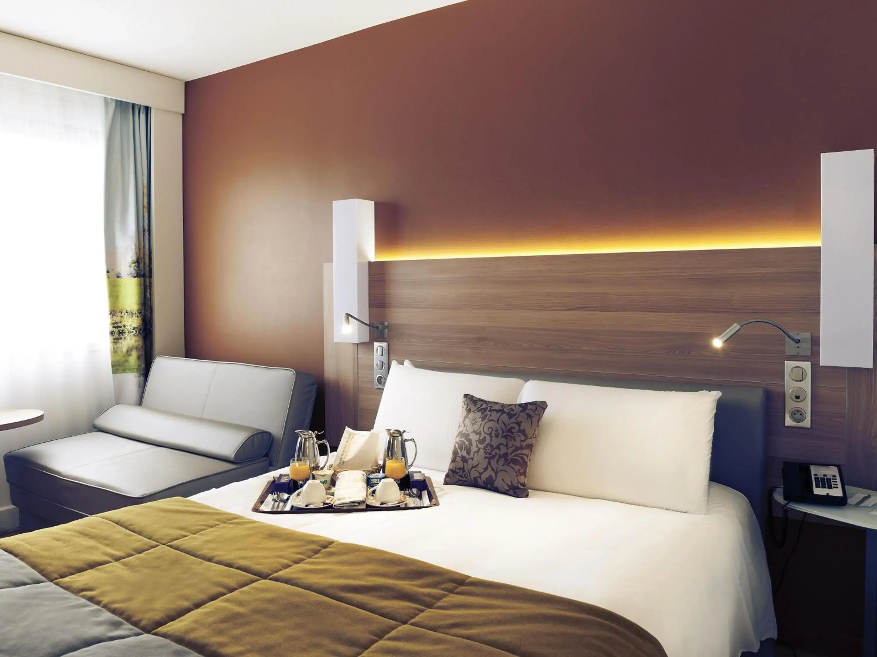 Bedroom, Bed in Hôtel Mercure Mâcon Bord de Saône Bedroom, Bed in Hôtel Mercure Mâcon Bord de Saône