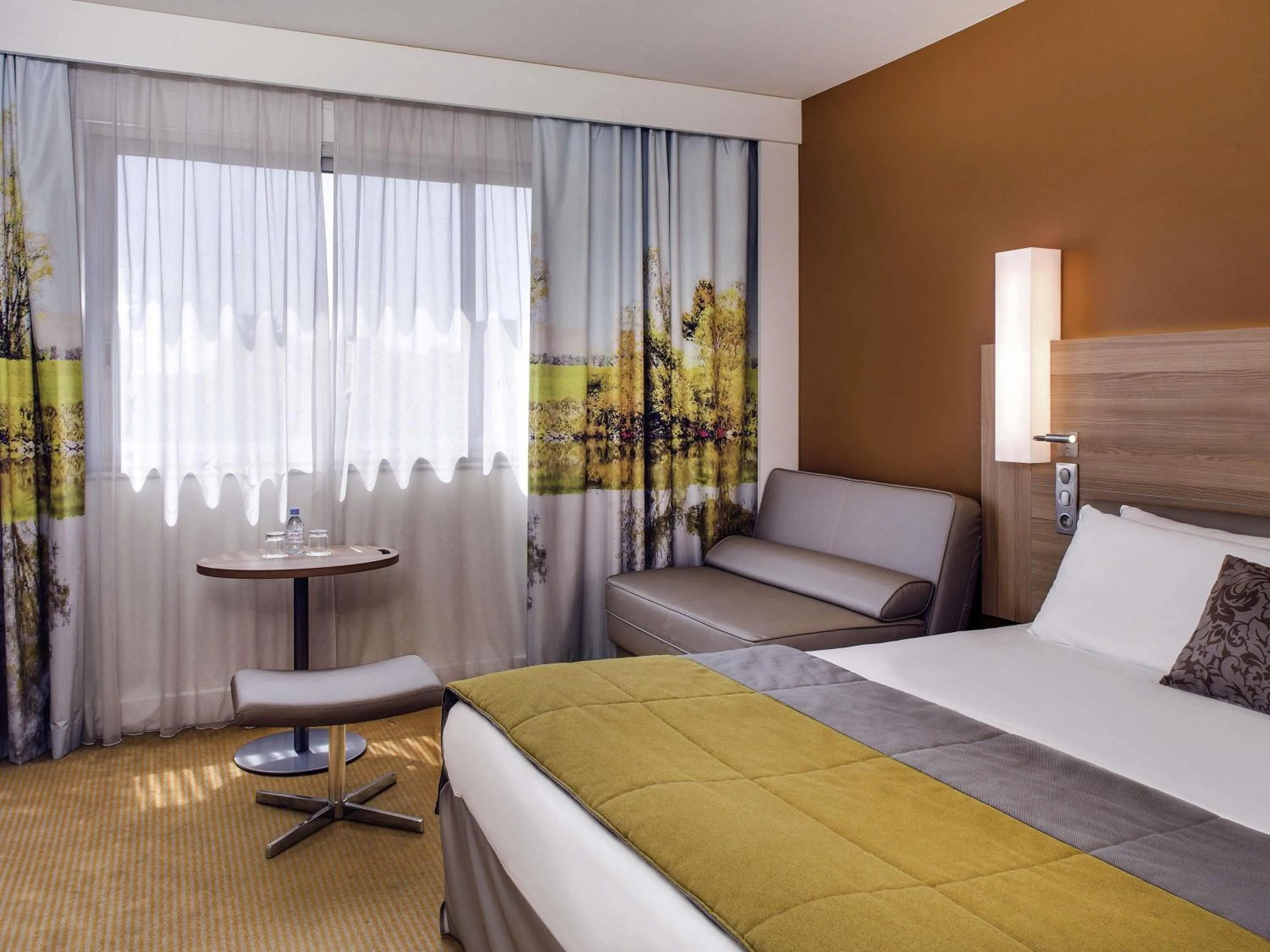 Bedroom, Bed in Hôtel Mercure Mâcon Bord de Saône