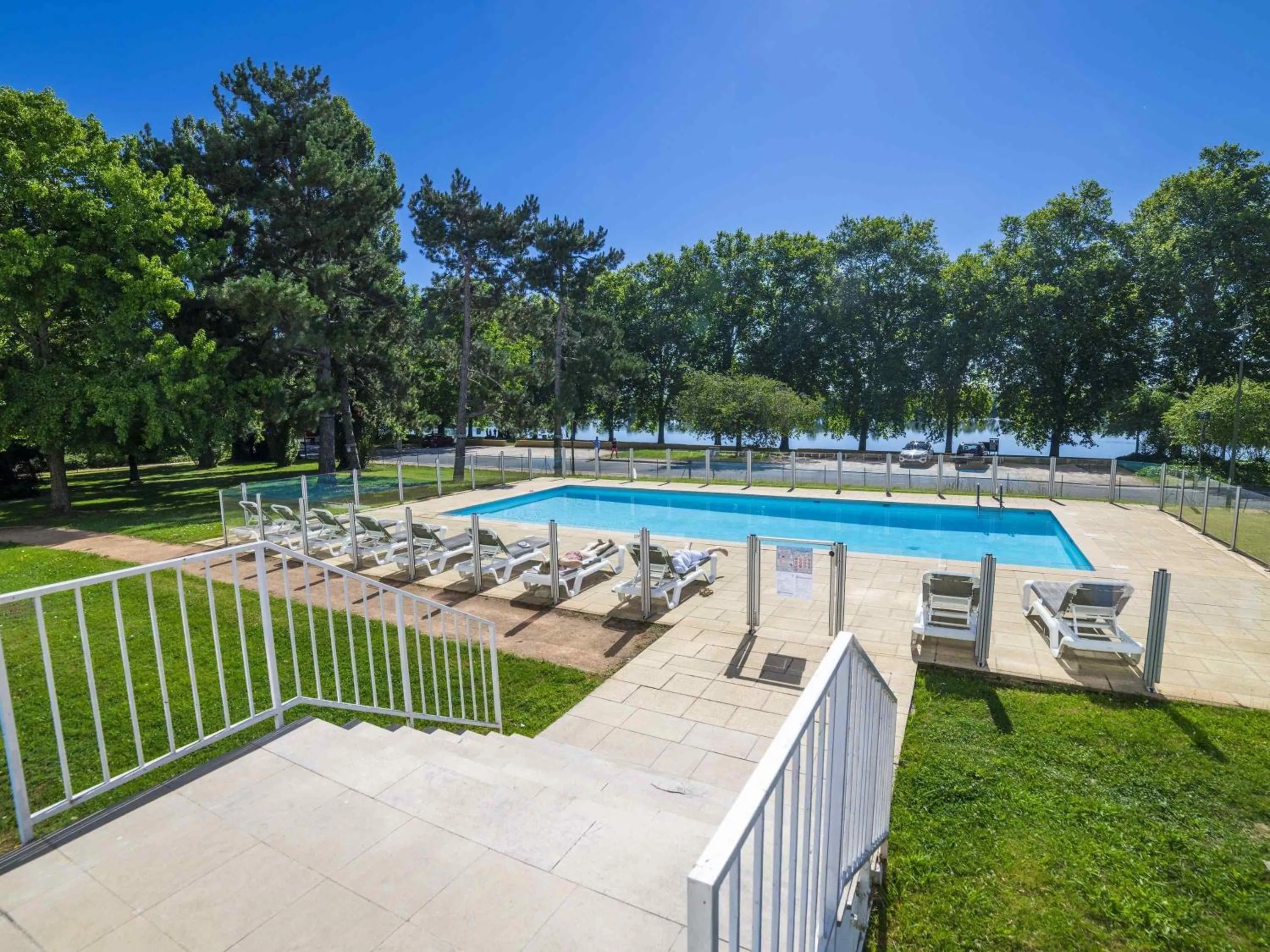Pool view in Hôtel Mercure Mâcon Bord de Saône