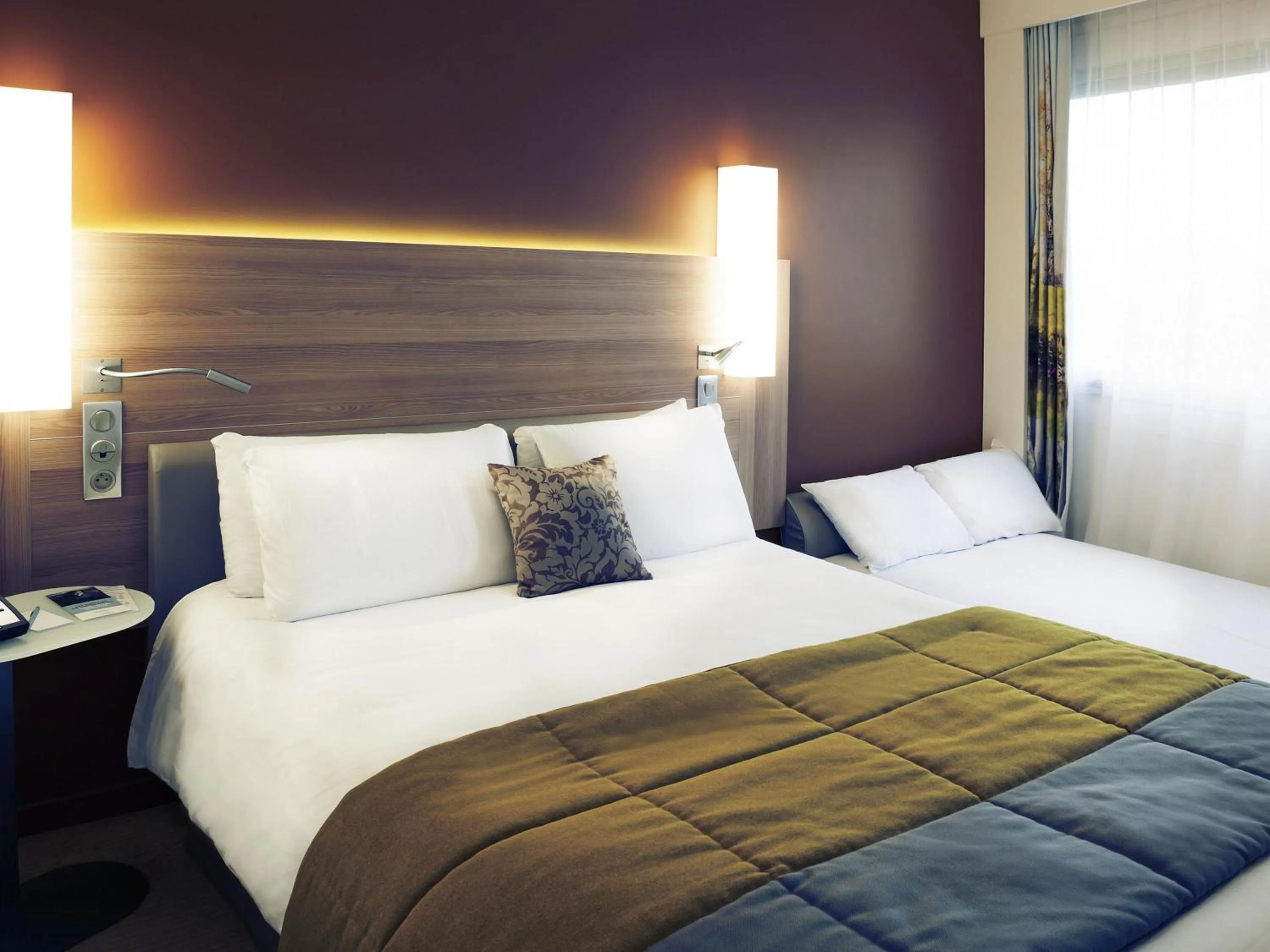 Bedroom, Bed in Hôtel Mercure Mâcon Bord de Saône