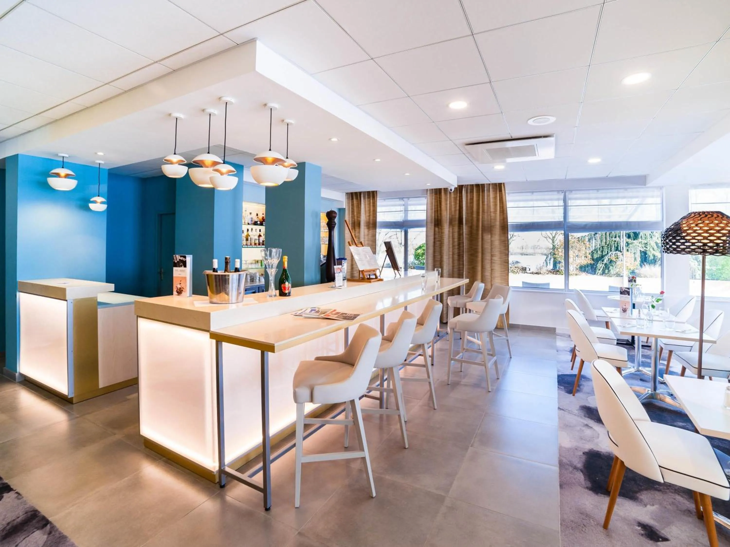 Lounge or bar in Hôtel Mercure Mâcon Bord de Saône