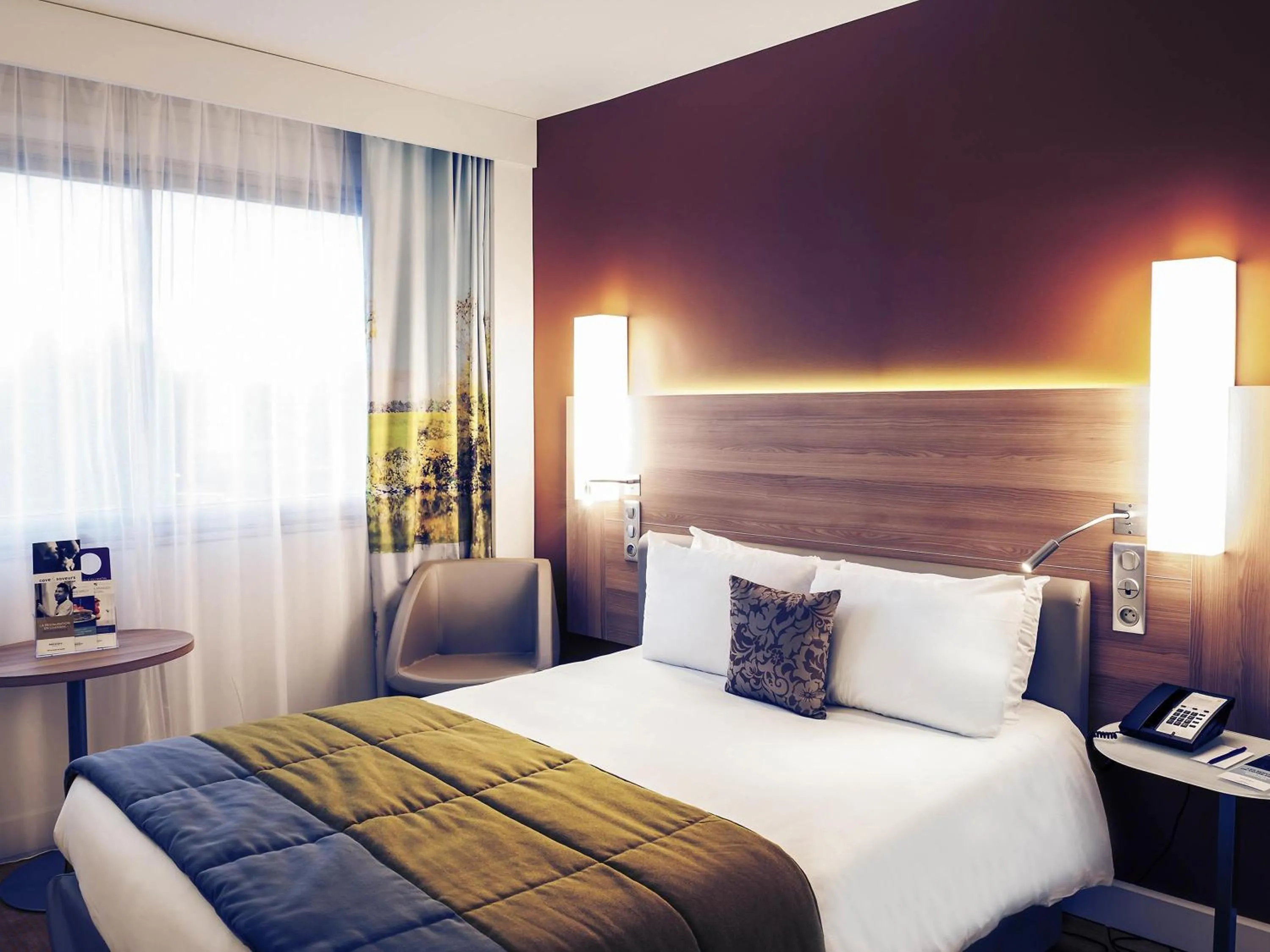 Bedroom, Bed in Hôtel Mercure Mâcon Bord de Saône
