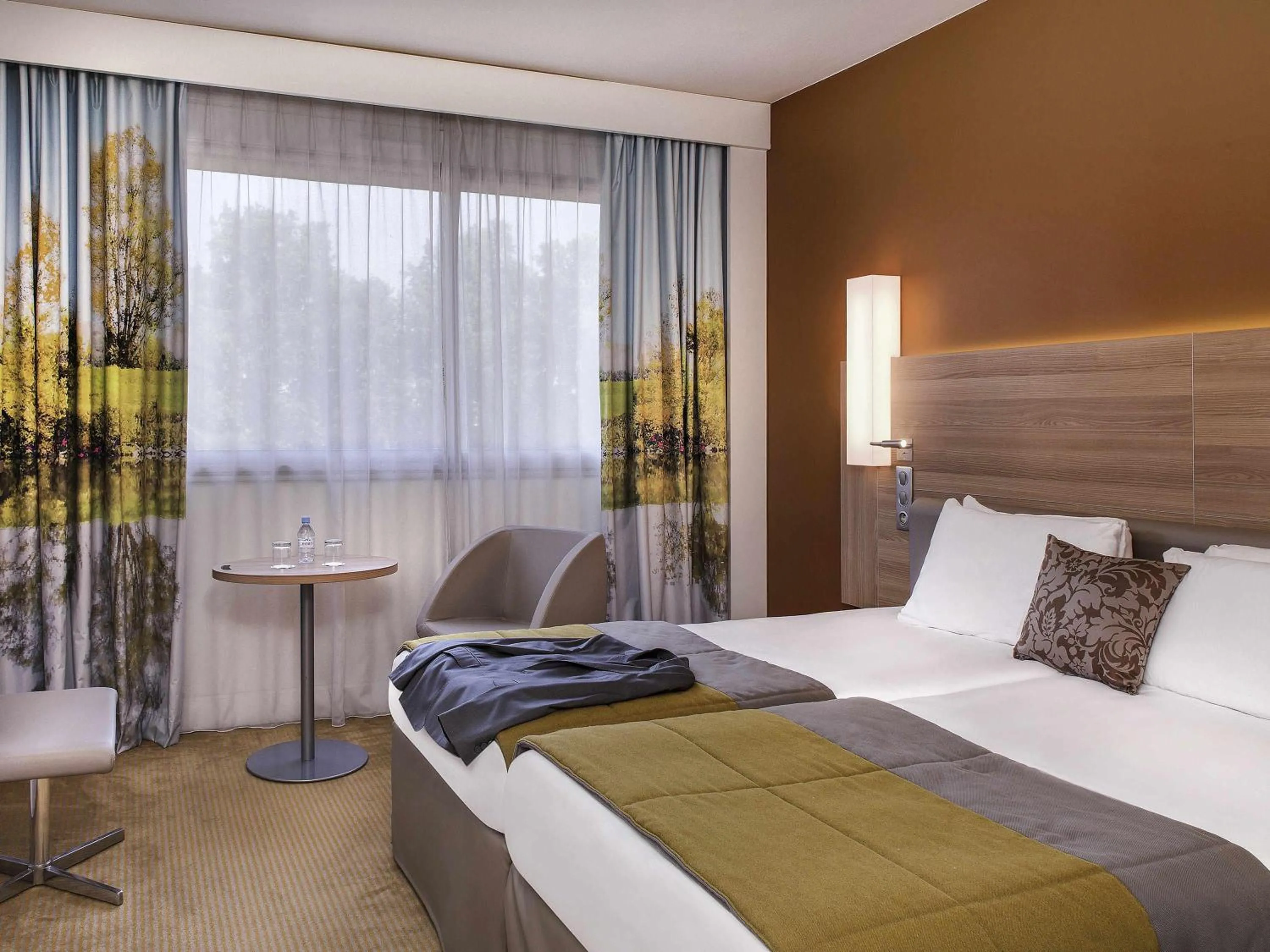 Bedroom, Bed in Hôtel Mercure Mâcon Bord de Saône