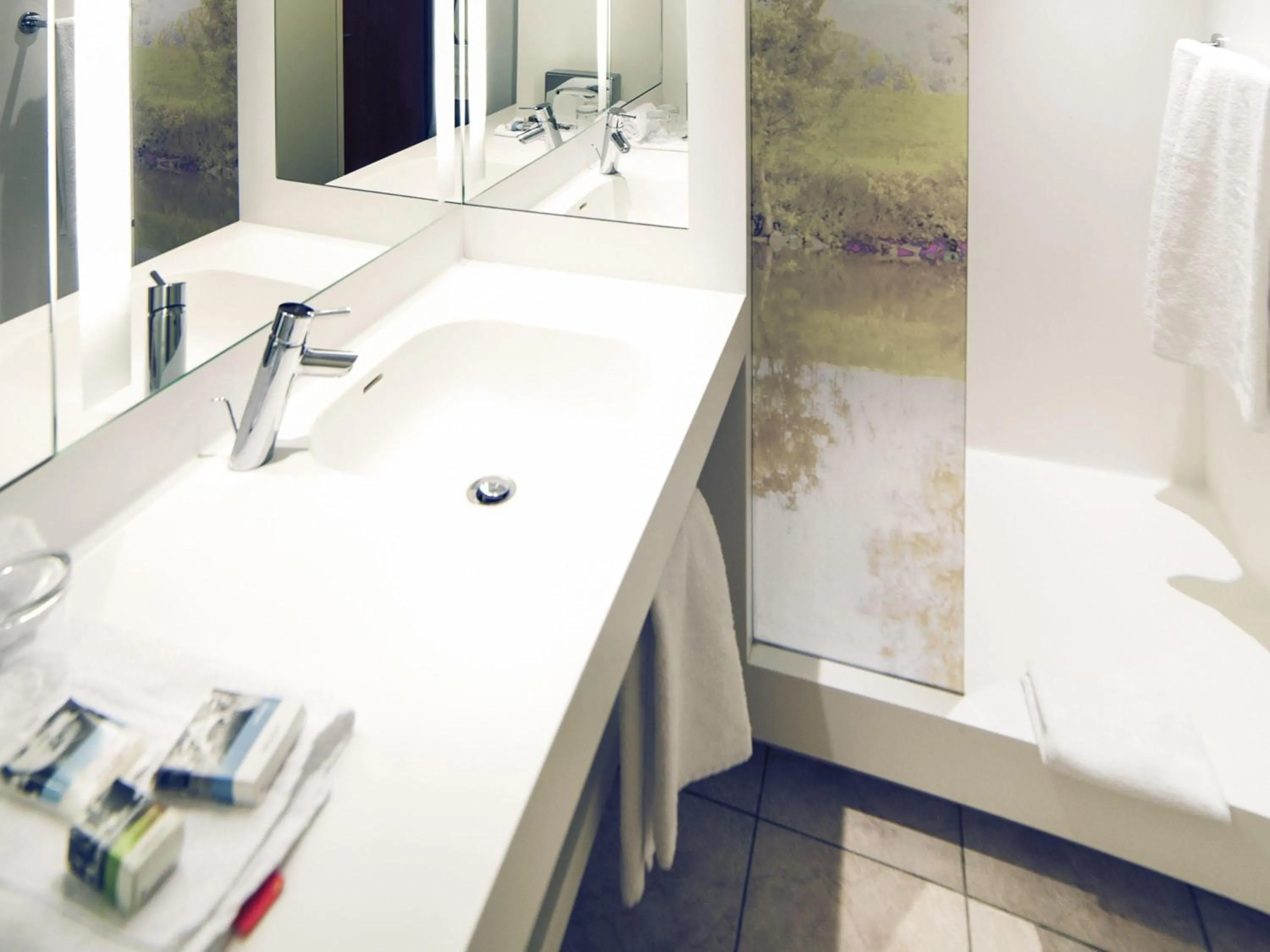 Bedroom in Hôtel Mercure Mâcon Bord de Saône