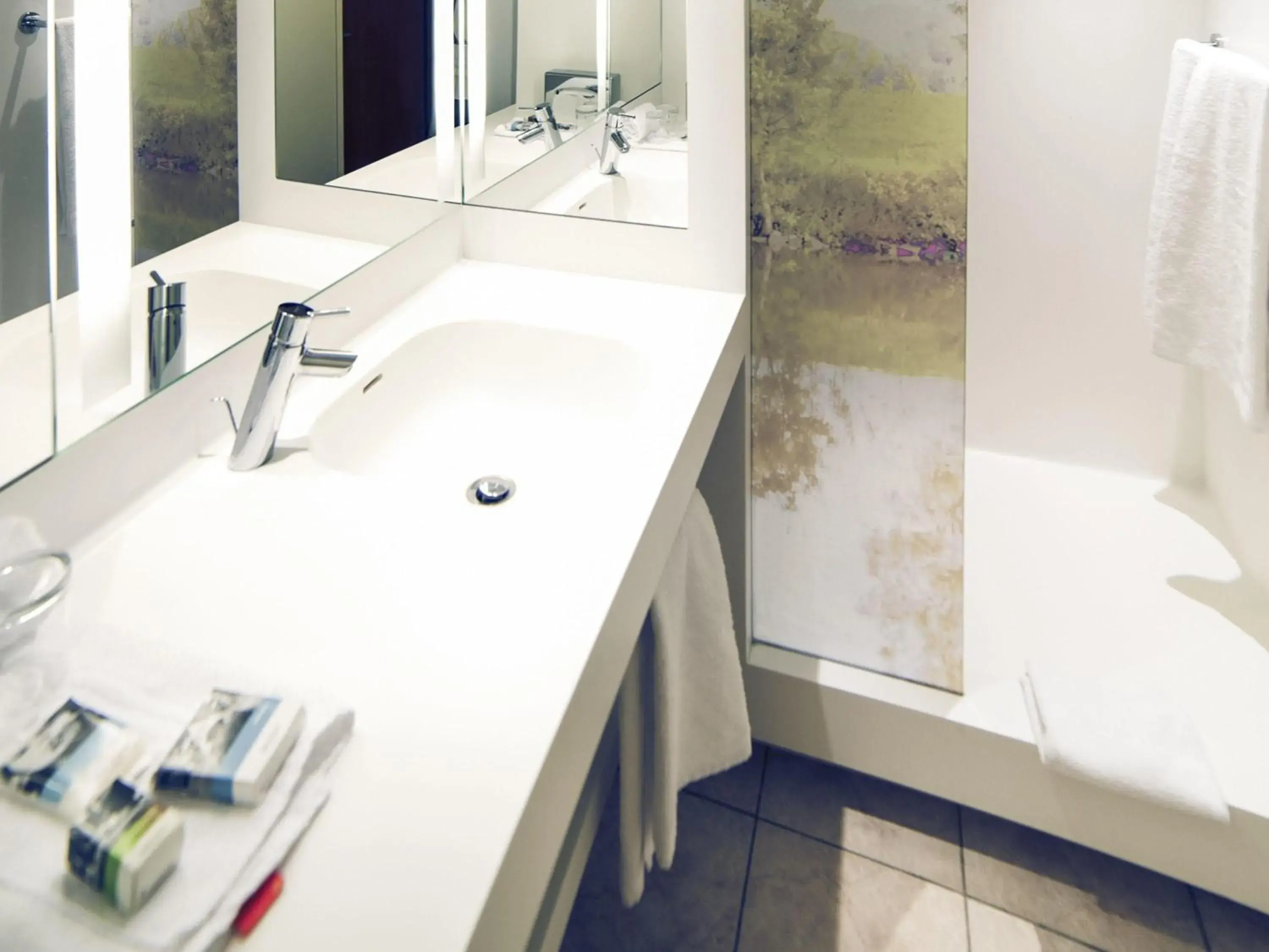 Bedroom in Hôtel Mercure Mâcon Bord de Saône Bedroom in Hôtel Mercure Mâcon Bord de Saône