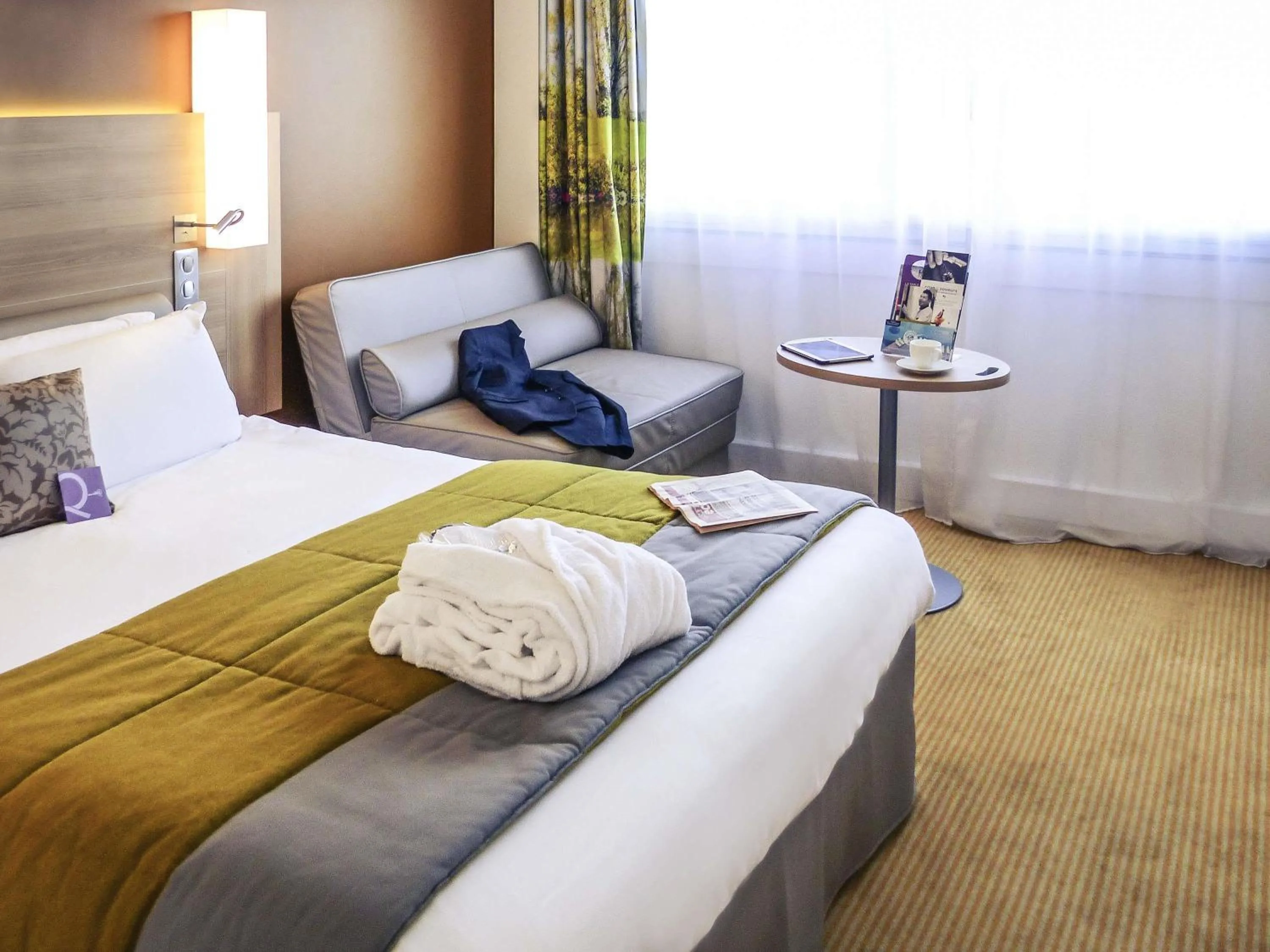 Bedroom, Bed in Hôtel Mercure Mâcon Bord de Saône