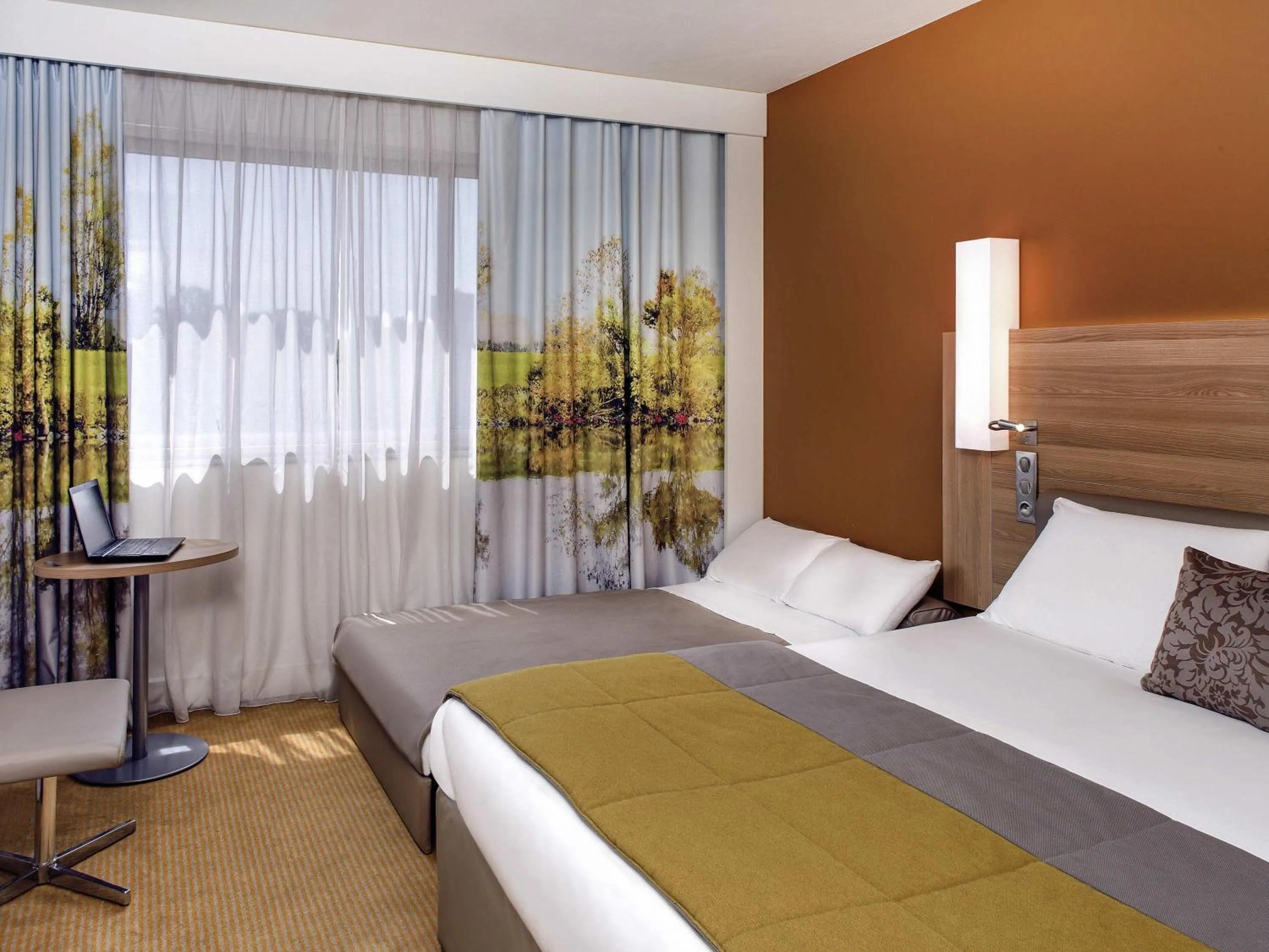 Bedroom, Bed in Hôtel Mercure Mâcon Bord de Saône