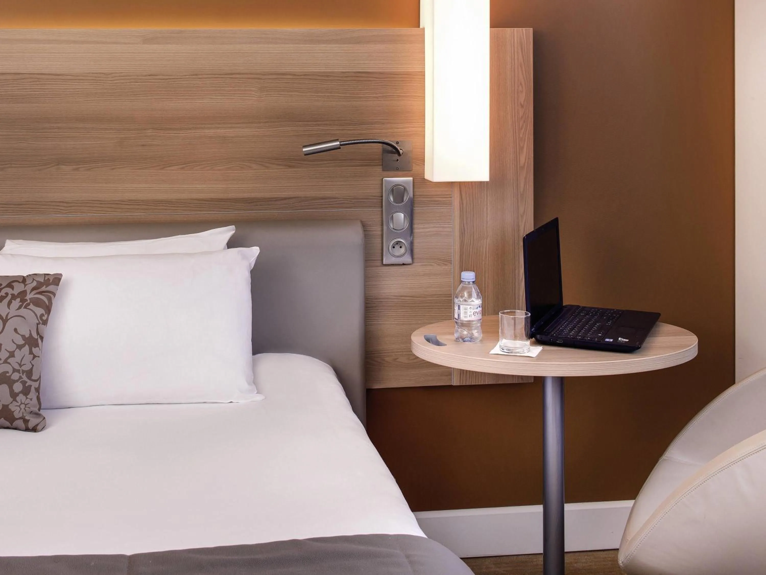 Bedroom, Bed in Hôtel Mercure Mâcon Bord de Saône