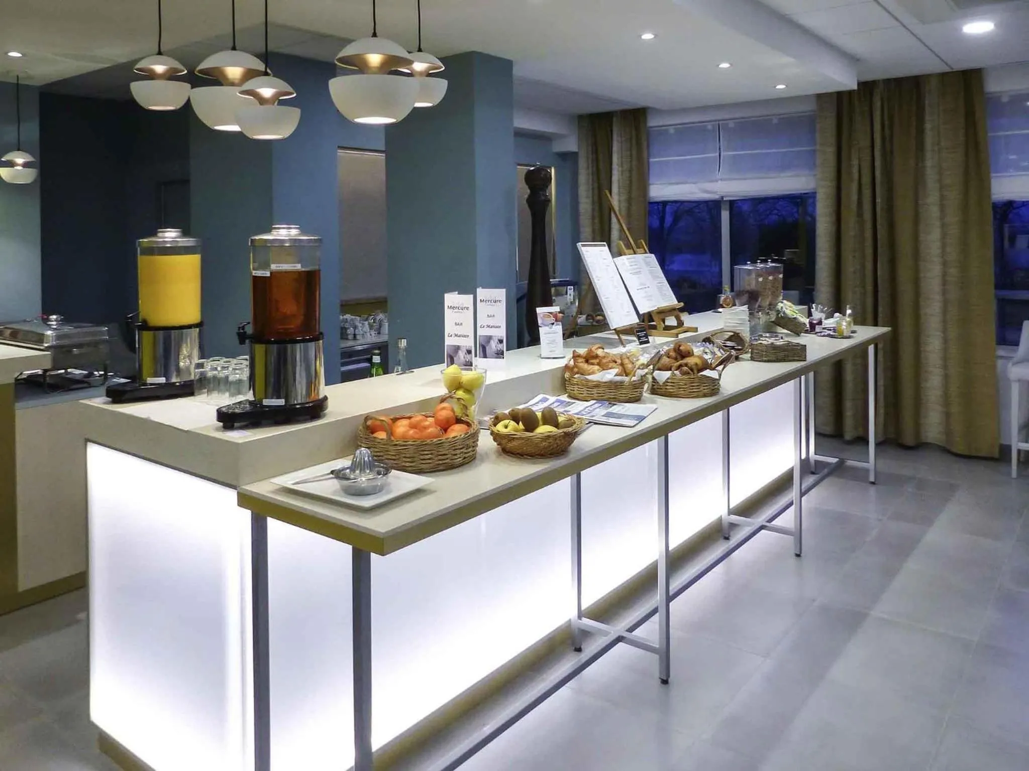 Lounge or bar in Hôtel Mercure Mâcon Bord de Saône