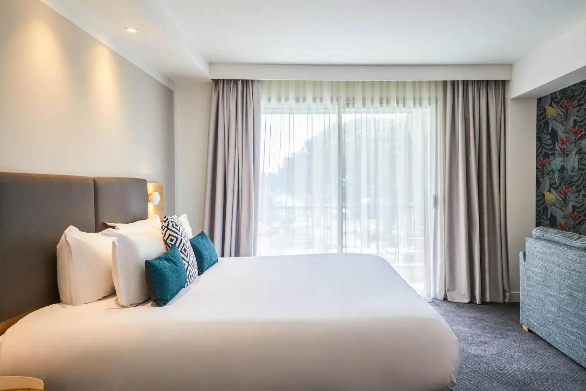 King Suite with Balcony and Pool View in Holiday Inn Perpignan by IHG King Suite with Balcony and Pool View in Holiday Inn Perpignan by IHG