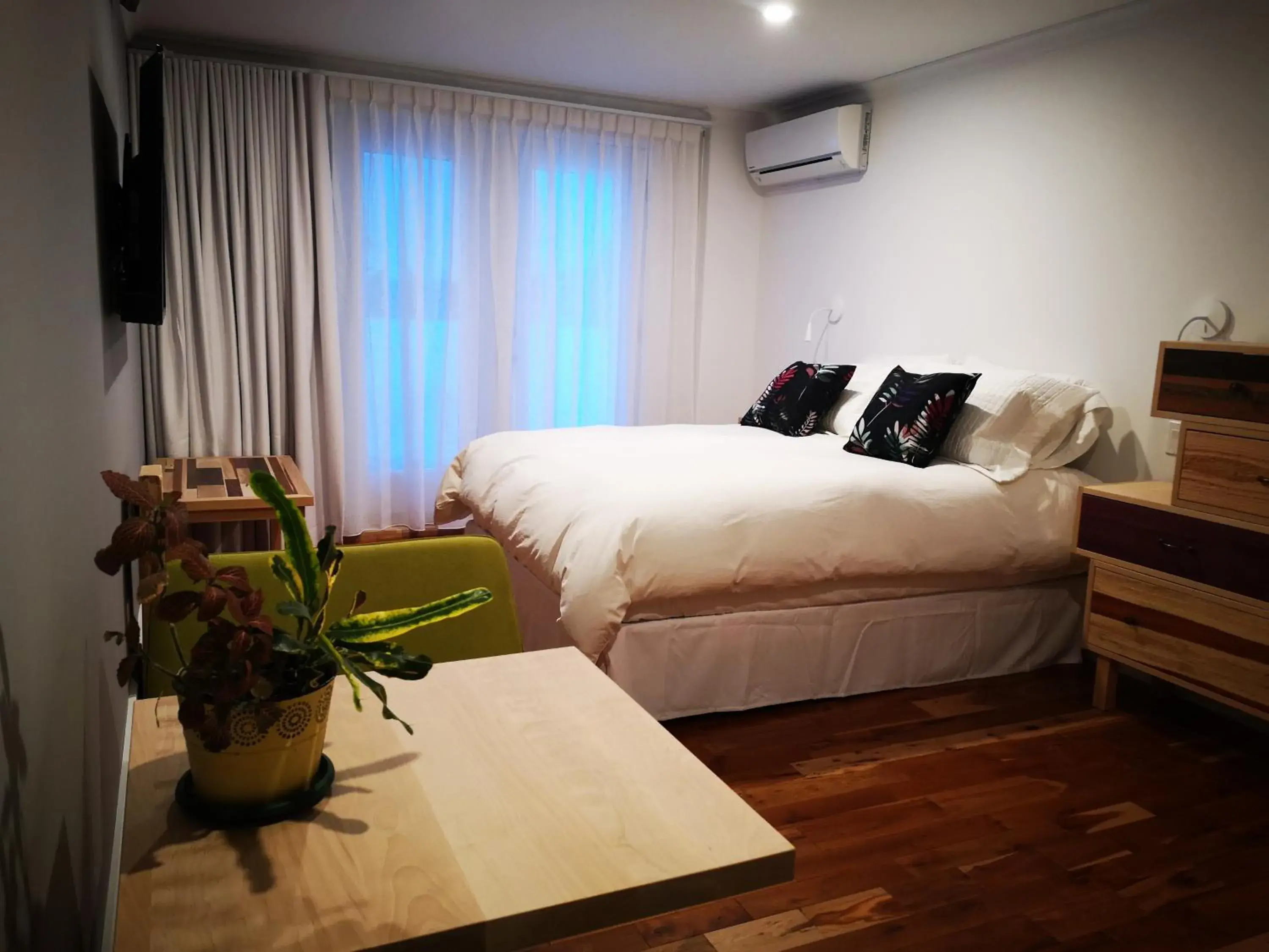 Queen Room with Balcony in Au Cachalot Caché le gîte hôtel Queen Room with Balcony in Au Cachalot Caché le gîte hôtel