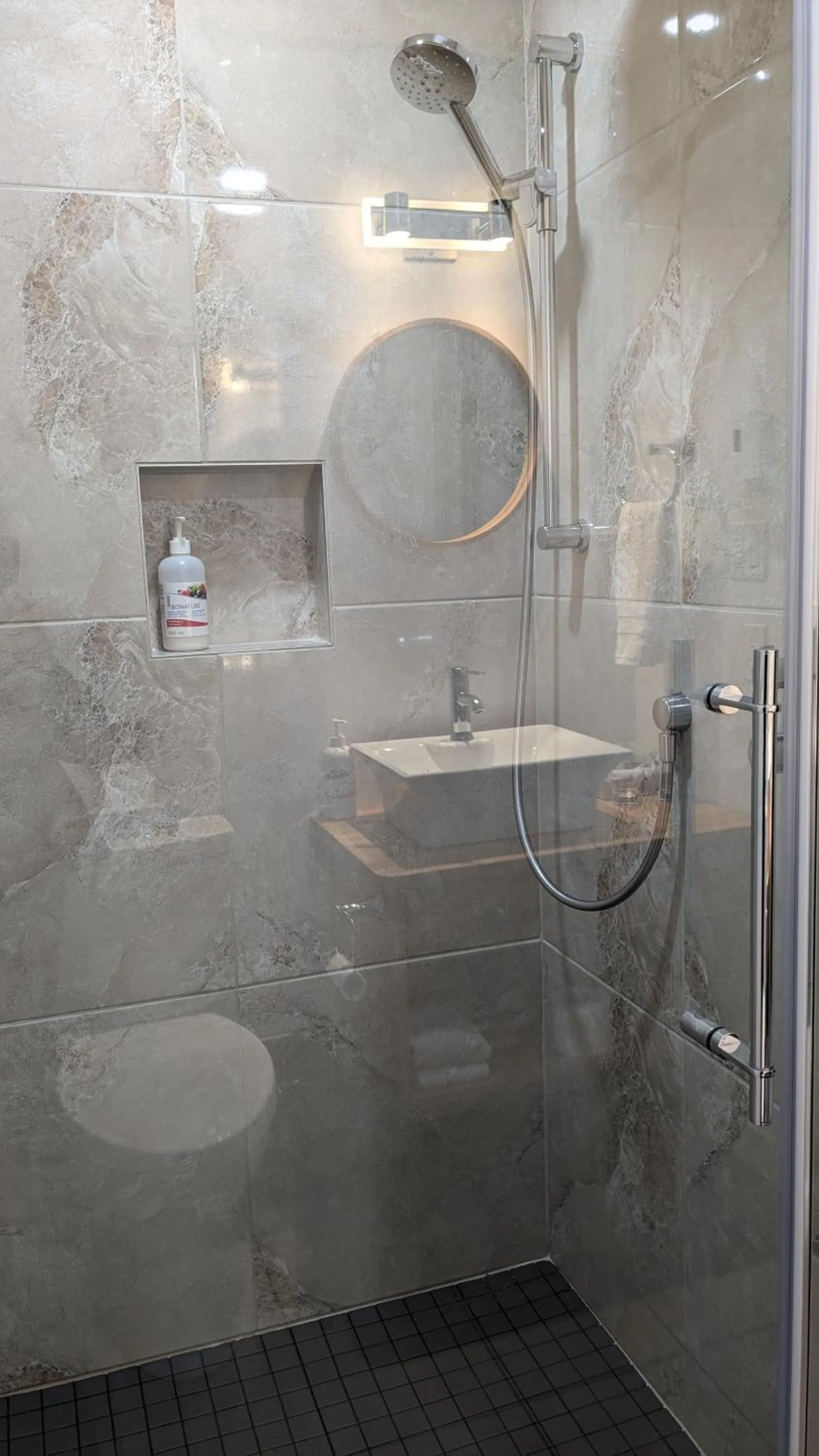 Shower in Au Cachalot Caché le gîte hôtel