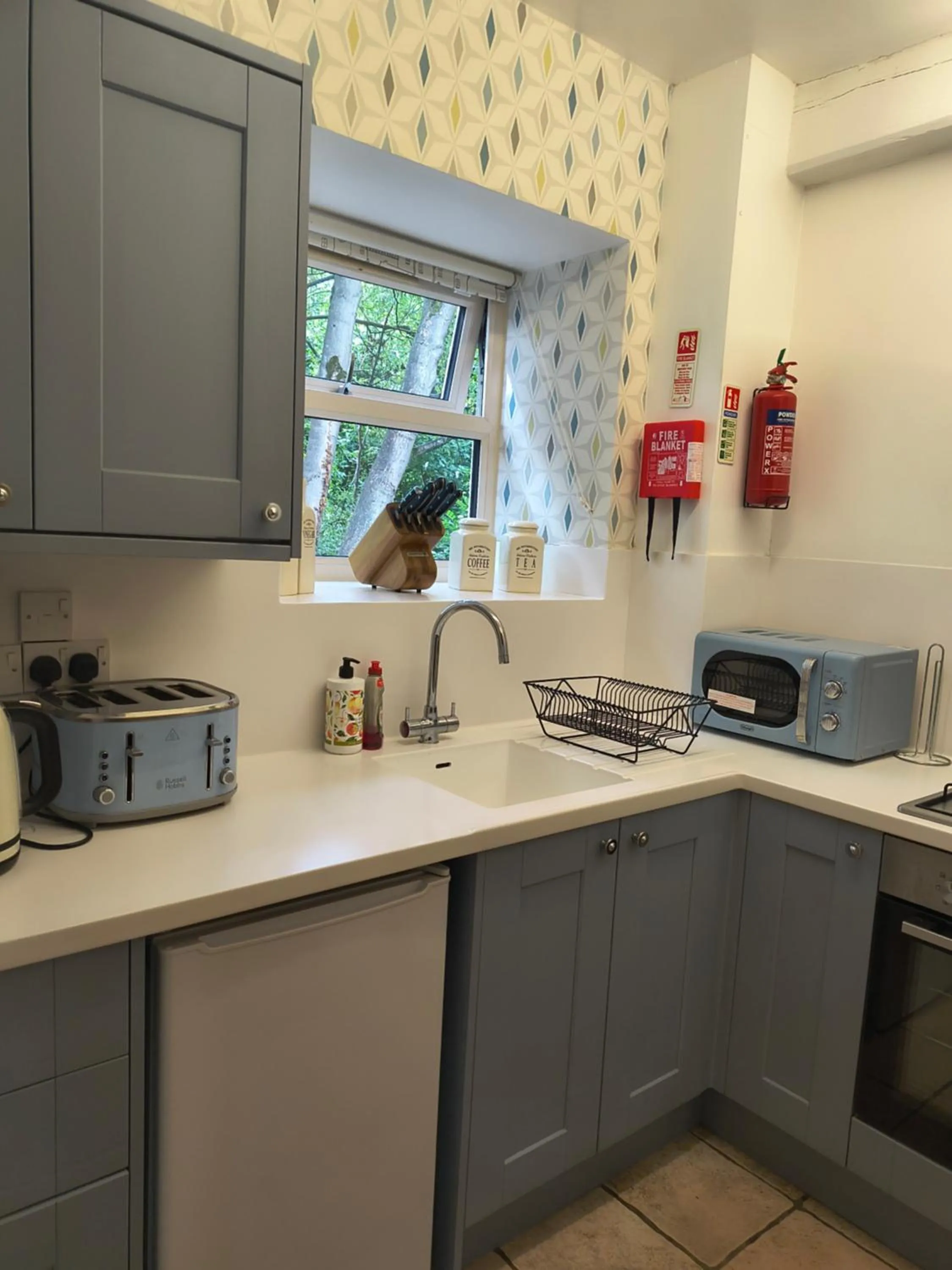 Kitchen or kitchenette in Little John Hotel