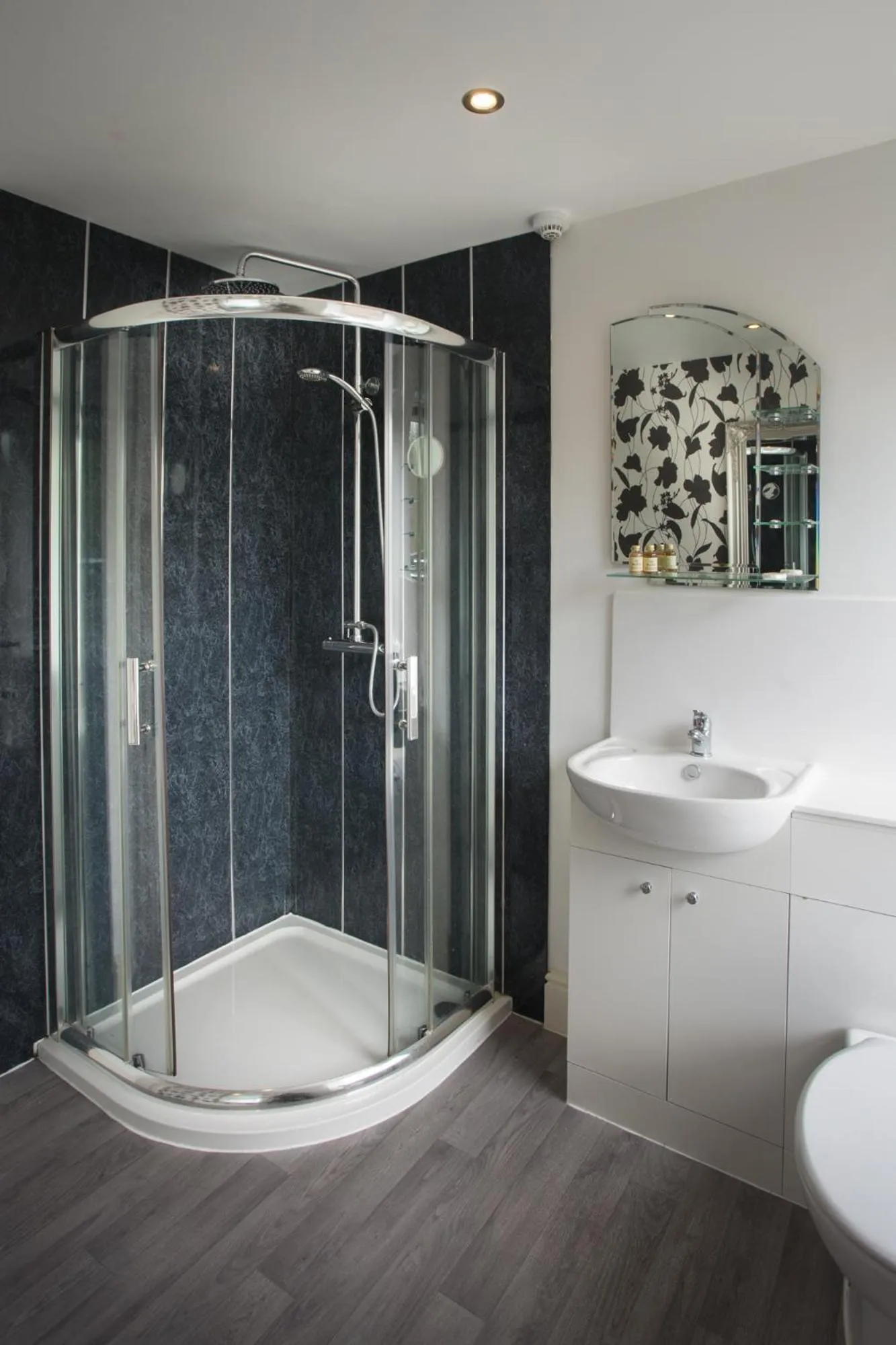 Twin Room with Private Bathroom in Little John Hotel