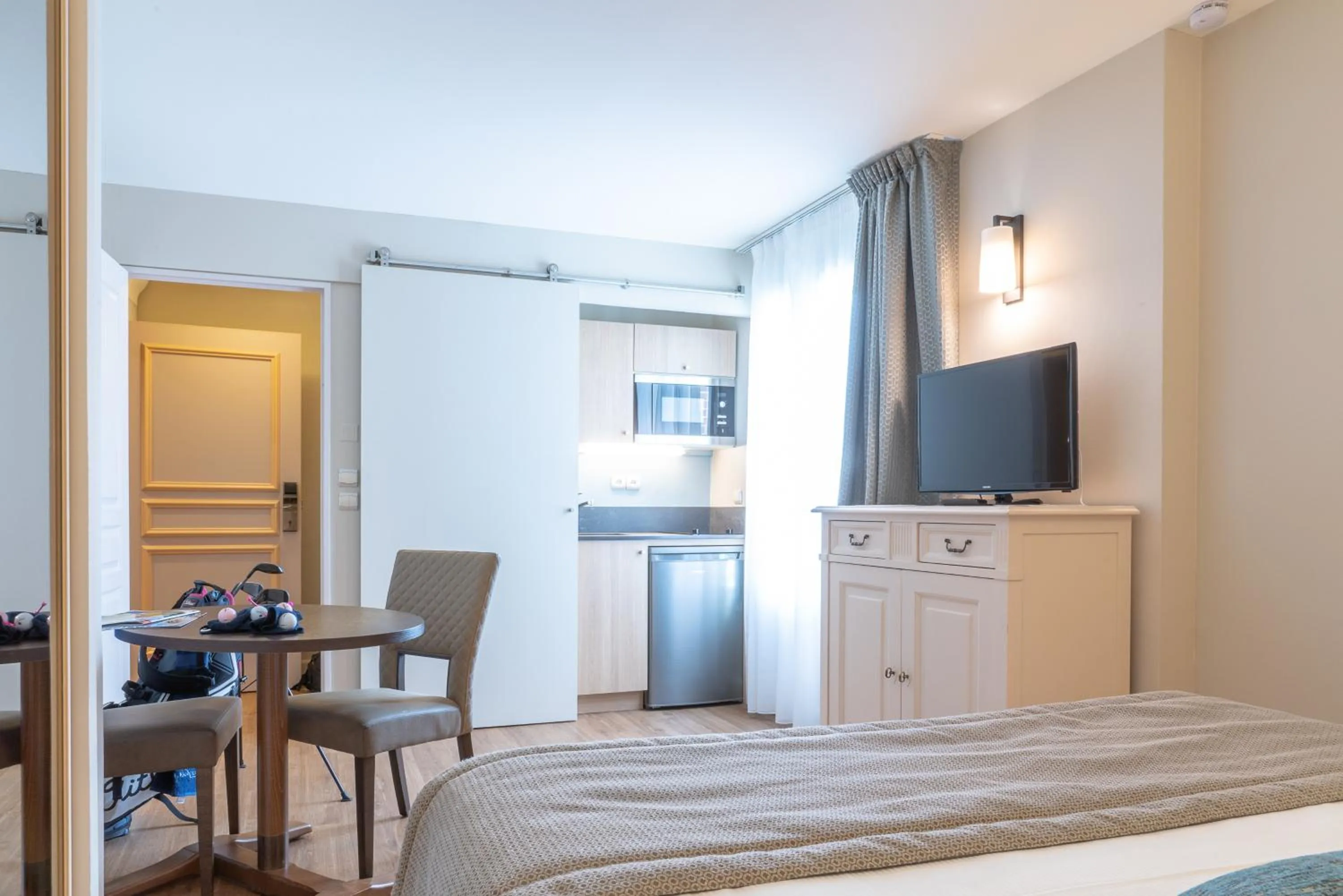 Kitchen or kitchenette, Bed in La Closerie SPA & Résidence Hôtel