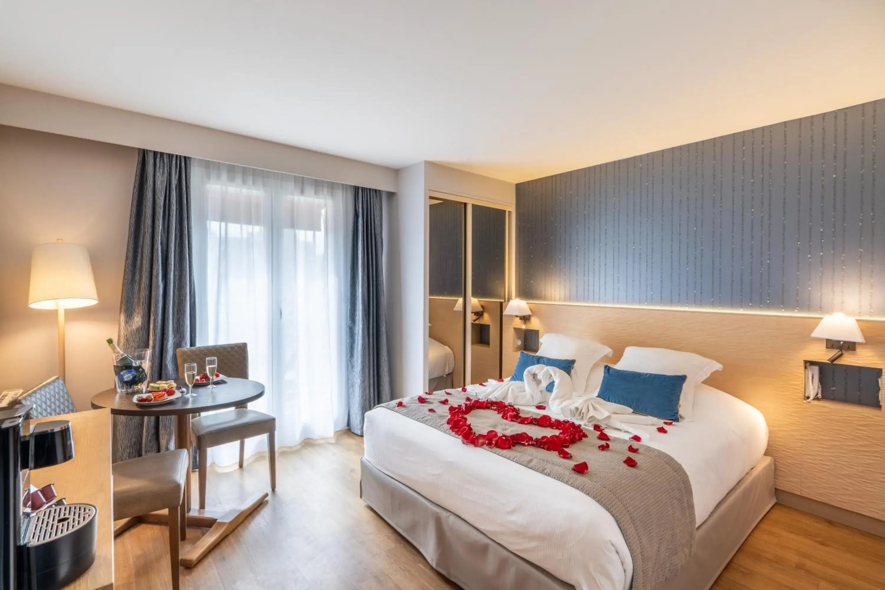 Comfort Double Room with Balcony in La Closerie SPA & Résidence Hôtel Comfort Double Room with Balcony in La Closerie SPA & Résidence Hôtel