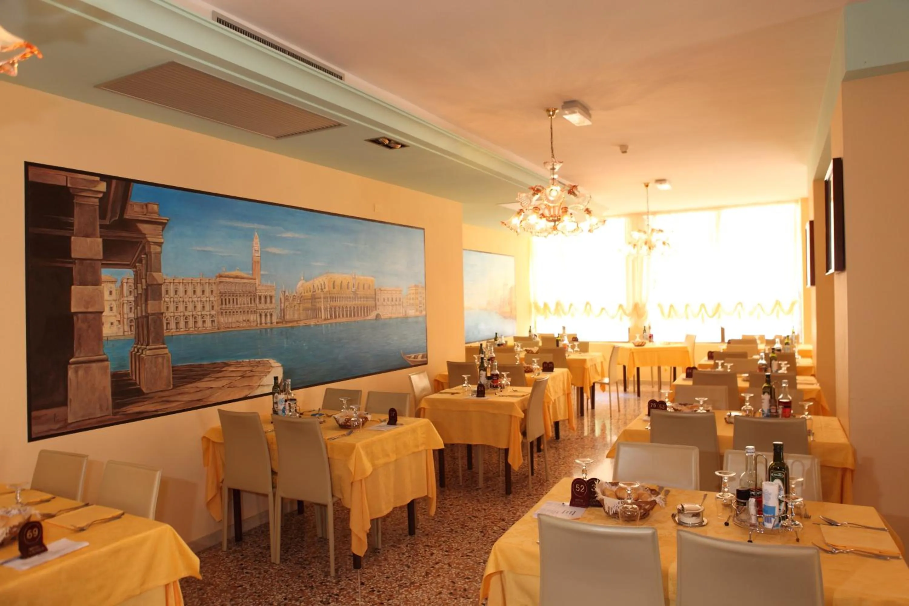 Restaurant/places to eat in Hotel Vienna